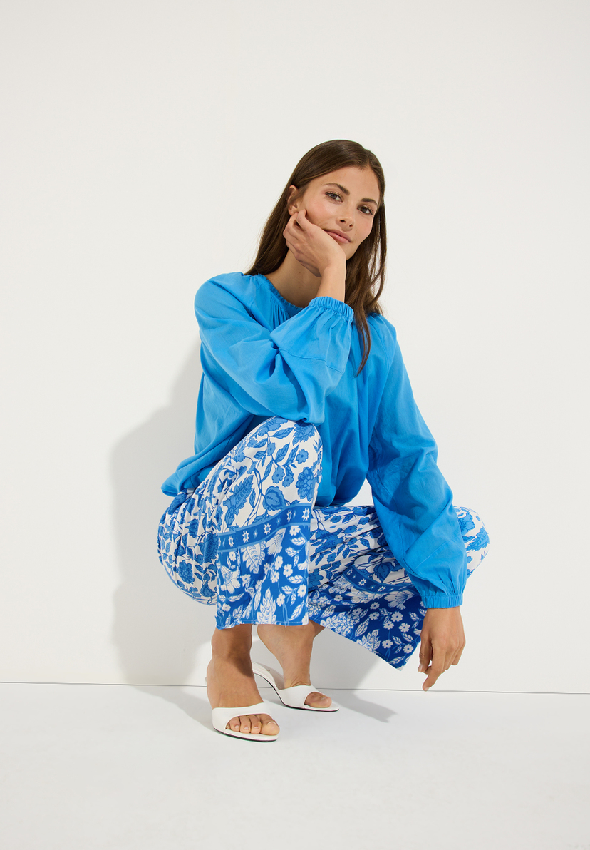 MORE & MORE Bluse aus leichter Baumwoll-Webware, kobaltblau, dazu Hose mit blau-weißem Blumenmuster. MORE & MORE Bluse aus leichter Baumwoll-Webware, kobaltblau, dazu Hose mit blau-weißem Blumenmuster.