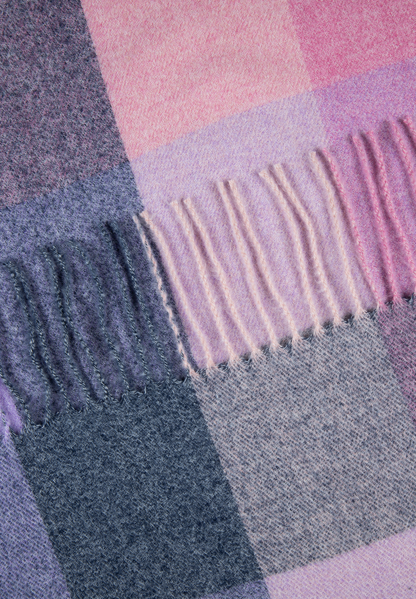 MORE & MORE Accessoire: Detaillierte Nahaufnahme eines rosa-blauen Karomusters mit Fransen auf einem Schal. MORE & MORE Accessoire: Detaillierte Nahaufnahme eines rosa-blauen Karomusters mit Fransen auf einem Schal.