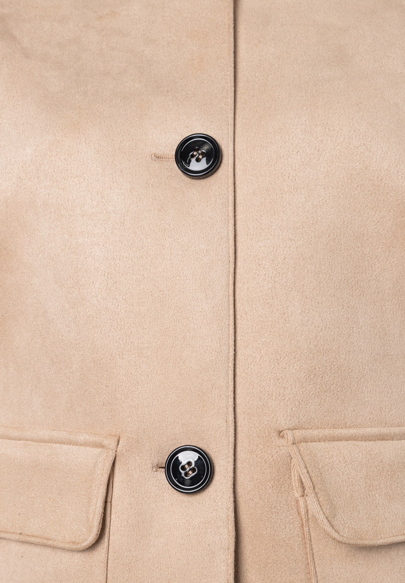 Nahaufnahme eines MORE & MORE Blazers mit zwei schwarzen Knöpfen und kleinen Taschen. Nahaufnahme eines MORE & MORE Blazers mit zwei schwarzen Knöpfen und kleinen Taschen.