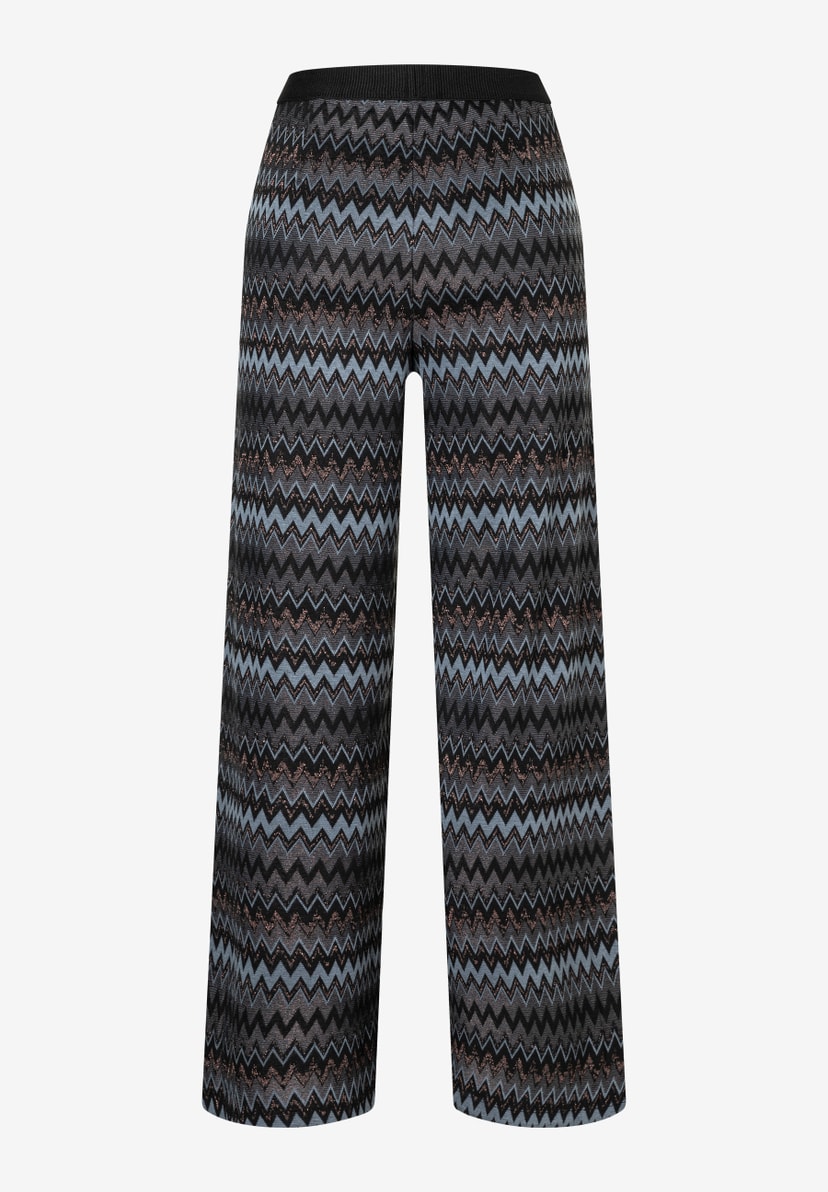 Die MORE & MORE Hose aus Jersey hat ein Zickzackmuster in Schwarz, Grau und Blau. Sie ist elastisch und bequem. Die MORE & MORE Hose aus Jersey hat ein Zickzackmuster in Schwarz, Grau und Blau. Sie ist elastisch und bequem.