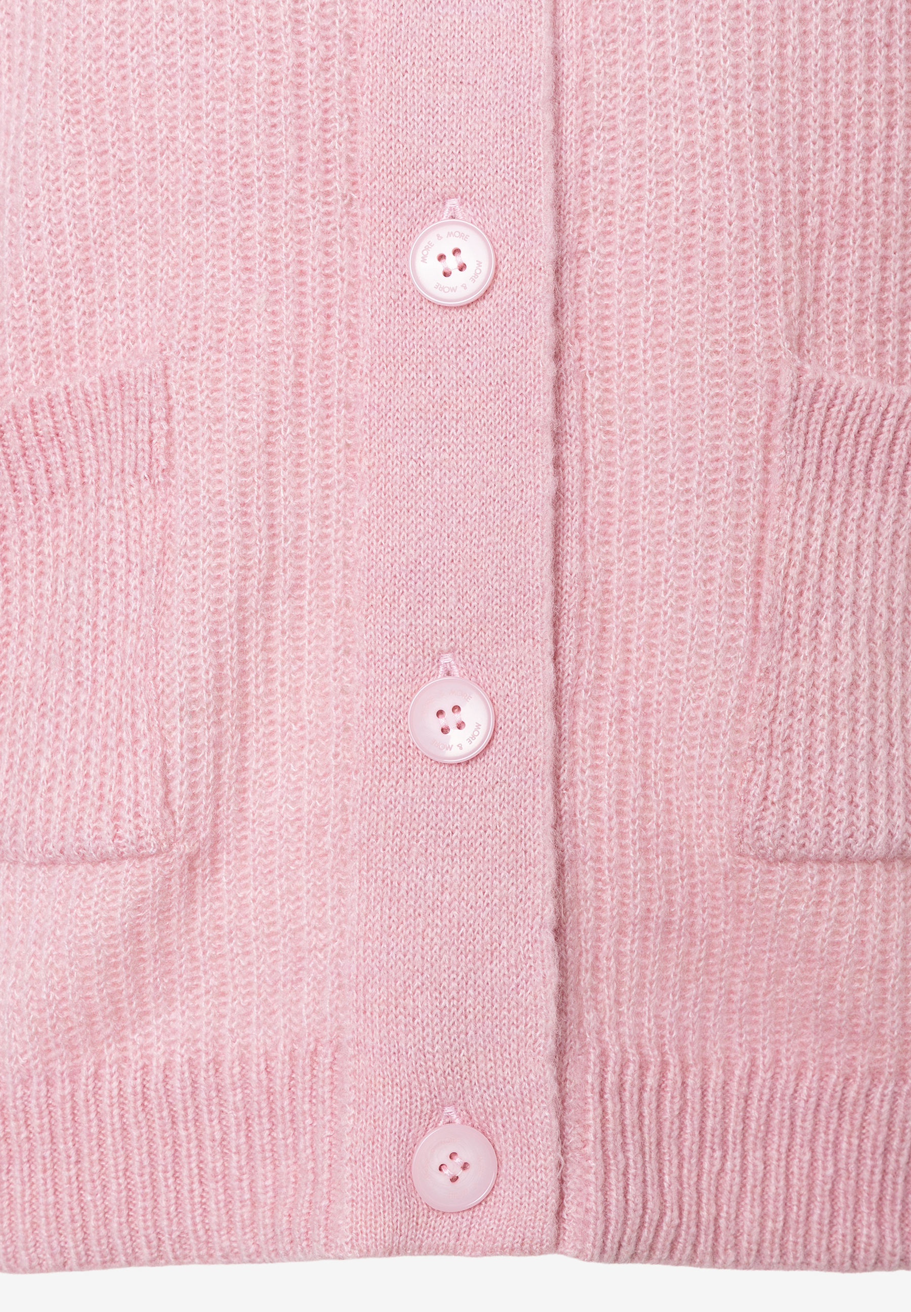 MORE & MORE pinker Strickpullover mit vier Knöpfen und zwei Taschen.