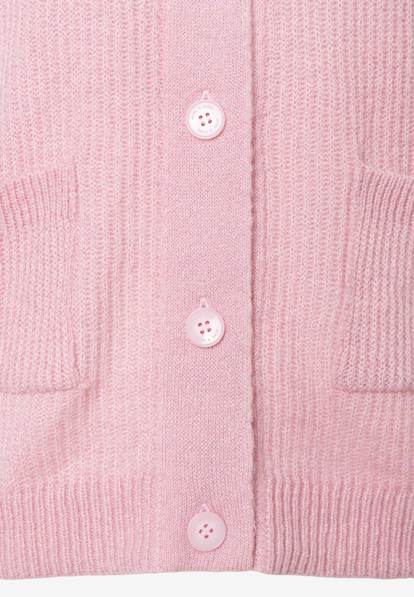 MORE & MORE pinker Strickpullover mit vier Knöpfen und zwei Taschen. MORE & MORE pinker Strickpullover mit vier Knöpfen und zwei Taschen.