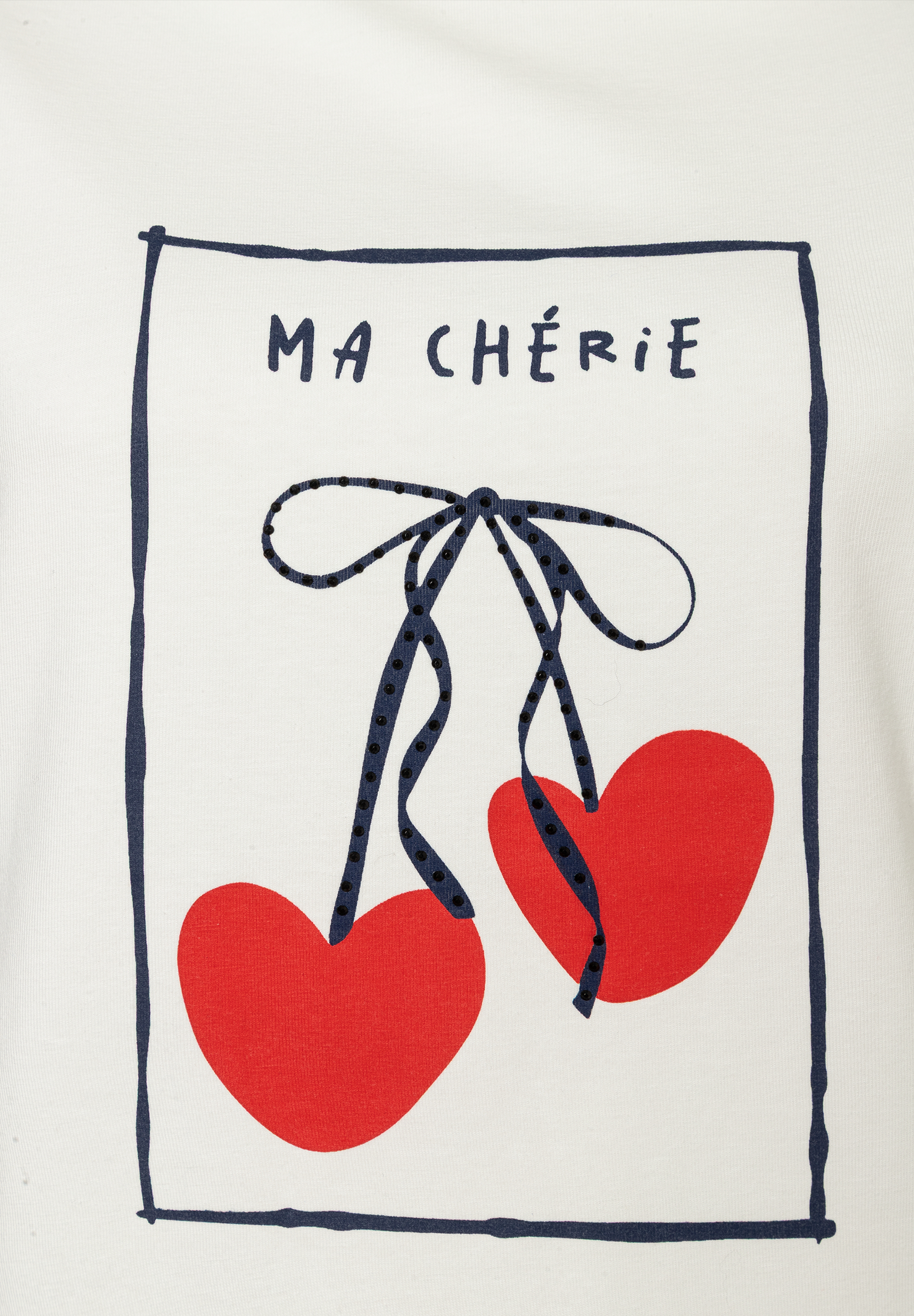 Das MORE & MORE Oberteil zeigt ein "Ma Chérie"-Motiv mit stilisierten Kirschen in einem Rahmen. Das MORE & MORE Oberteil zeigt ein "Ma Chérie"-Motiv mit stilisierten Kirschen in einem Rahmen.
