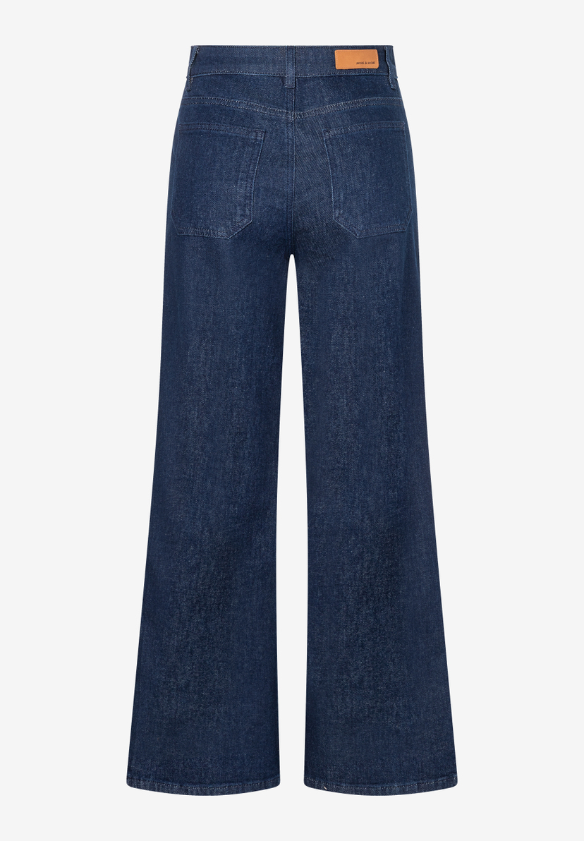 Die dunkelblaue MORE & MORE Jeans hat ein gerades Bein und Gesäßtaschen. Die dunkelblaue MORE & MORE Jeans hat ein gerades Bein und Gesäßtaschen.