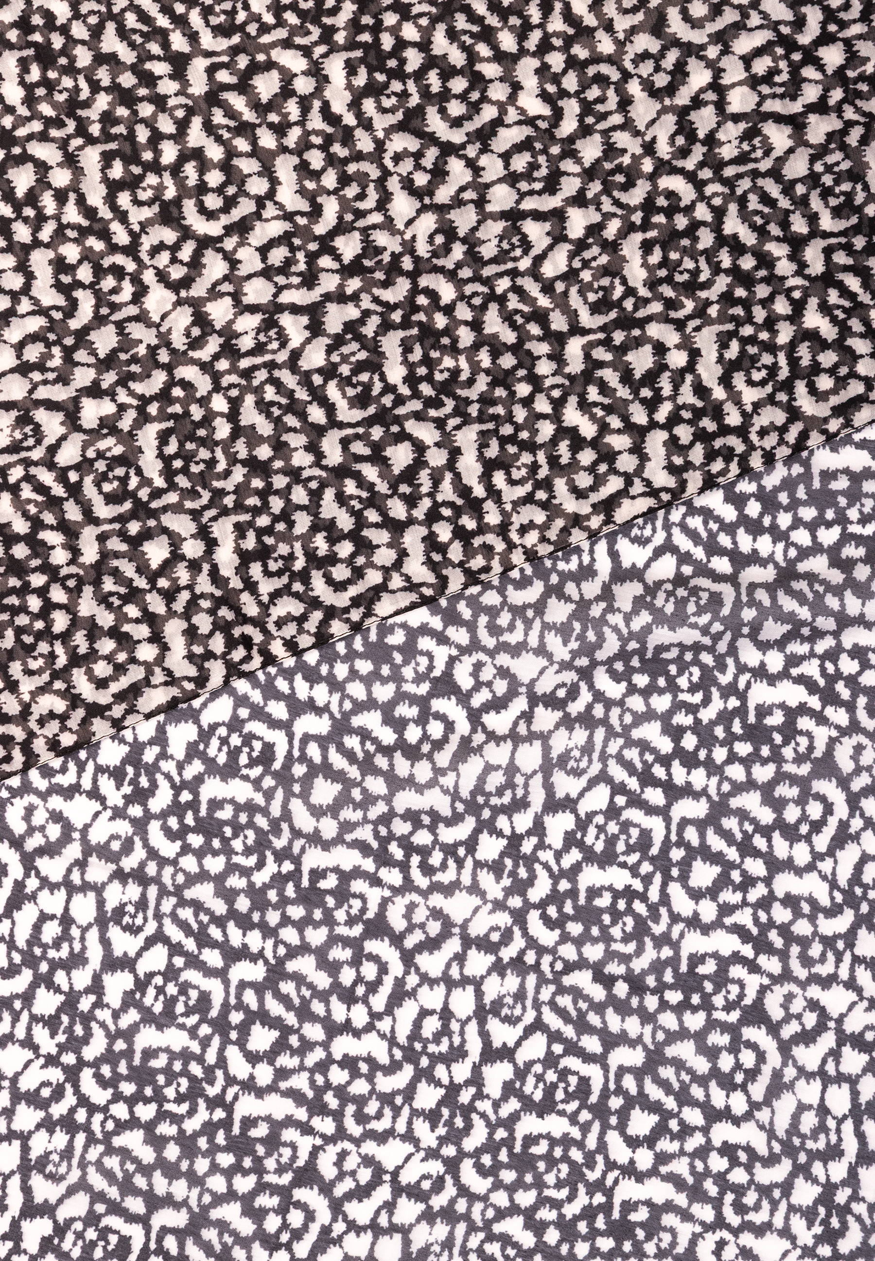 Nahaufnahme von MORE & MORE Accessoires mit schwarz-weißem Leopardenmuster. Nahaufnahme von MORE & MORE Accessoires mit schwarz-weißem Leopardenmuster.