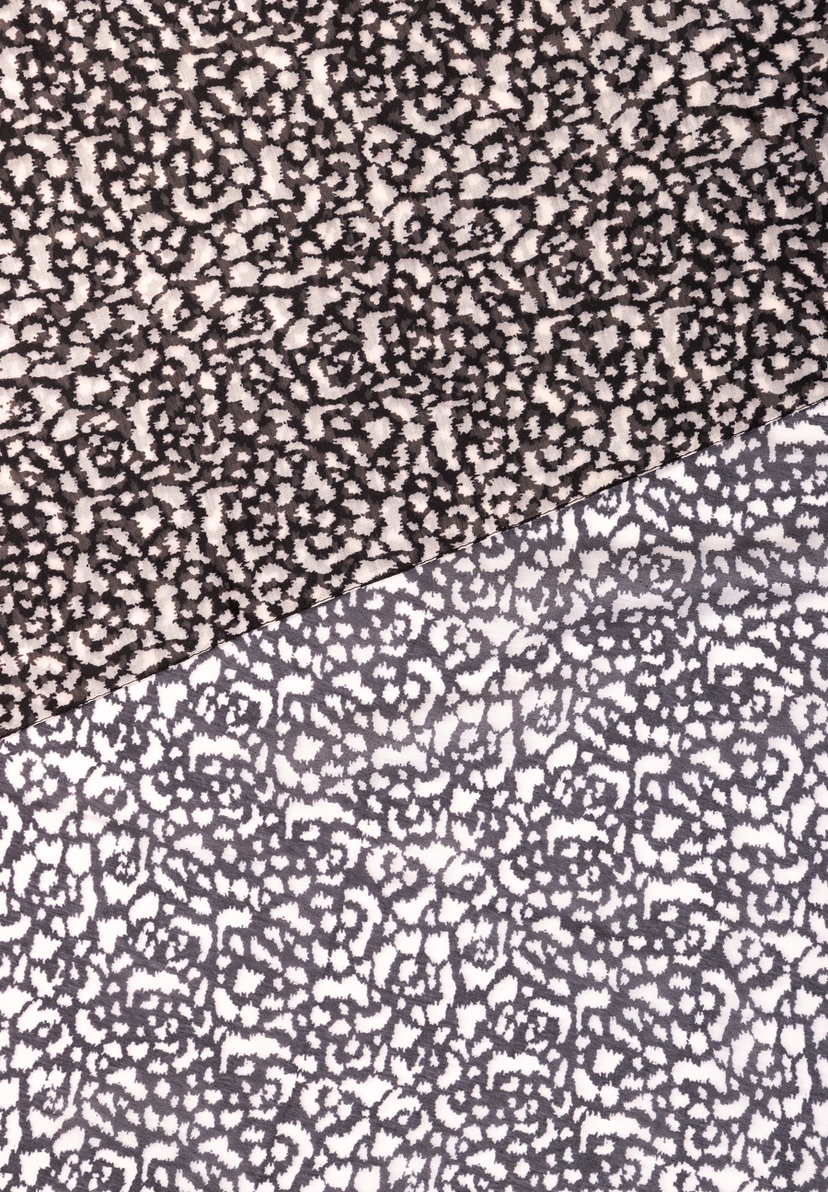 Nahaufnahme von MORE & MORE Accessoires mit schwarz-weißem Leopardenmuster. Nahaufnahme von MORE & MORE Accessoires mit schwarz-weißem Leopardenmuster.