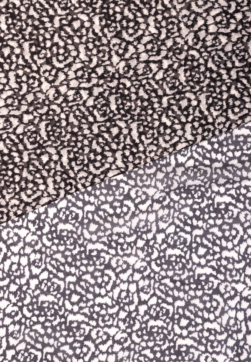 Nahaufnahme von MORE & MORE Accessoires mit schwarz-weißem Leopardenmuster. Nahaufnahme von MORE & MORE Accessoires mit schwarz-weißem Leopardenmuster.