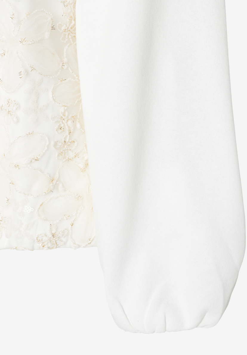 MORE & MORE Sweatshirt mit aufwendiger Spitzenapplikation. Weißer Stoff und florale Spitzenmuster in Creme und Gold.
