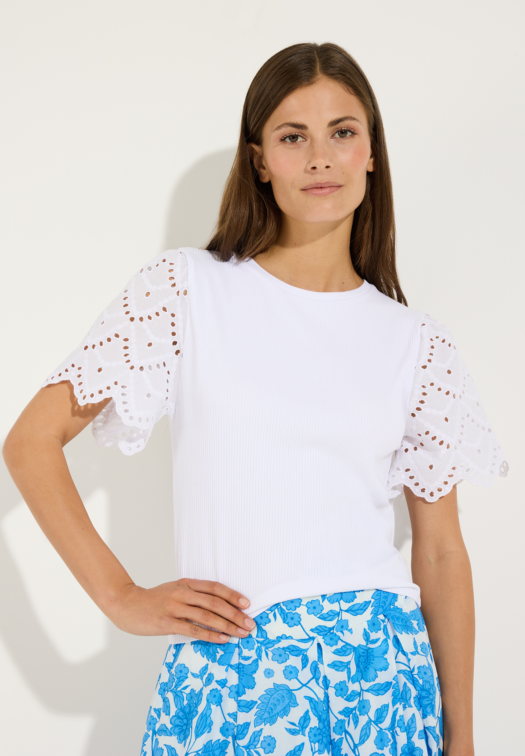 MORE & MORE geripptes T-Shirt-Top aus Materialmix mit Lochstickerei, weich und elastisch, hautfreundlich. MORE & MORE geripptes T-Shirt-Top aus Materialmix mit Lochstickerei, weich und elastisch, hautfreundlich.