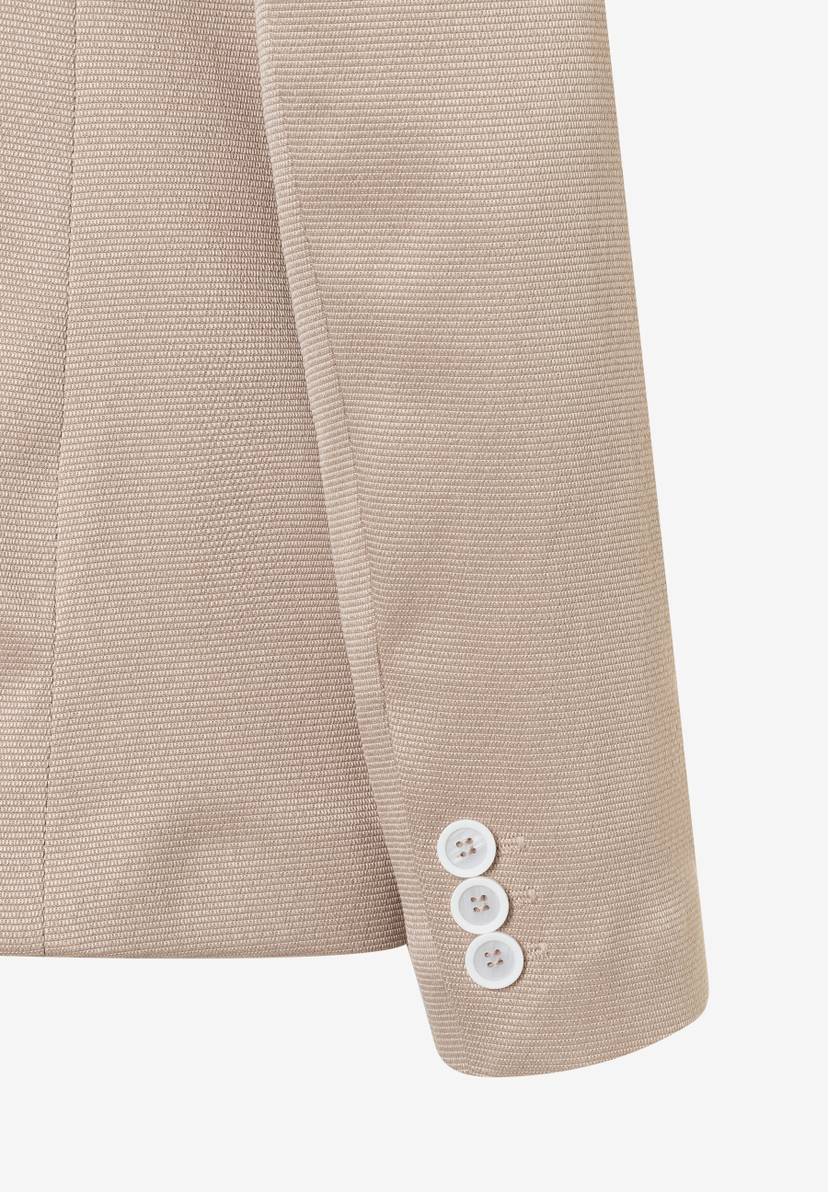 Detailansicht eines MORE & MORE Blazers mit drei weißen Knöpfen am Ärmel. Detailansicht eines MORE & MORE Blazers mit drei weißen Knöpfen am Ärmel.