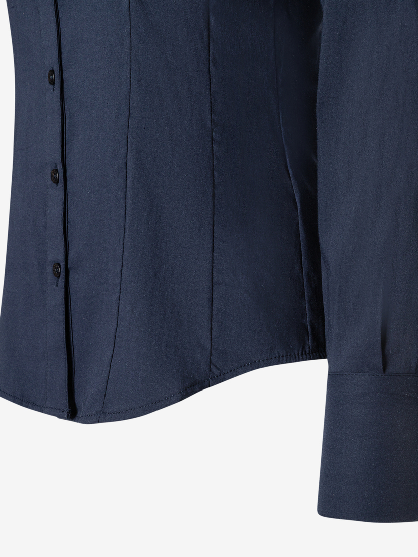 Nahaufnahme einer marineblauen Bluse von MORE & MORE aus Baumwollmischung mit Stretch. Nahaufnahme einer marineblauen Bluse von MORE & MORE aus Baumwollmischung mit Stretch.