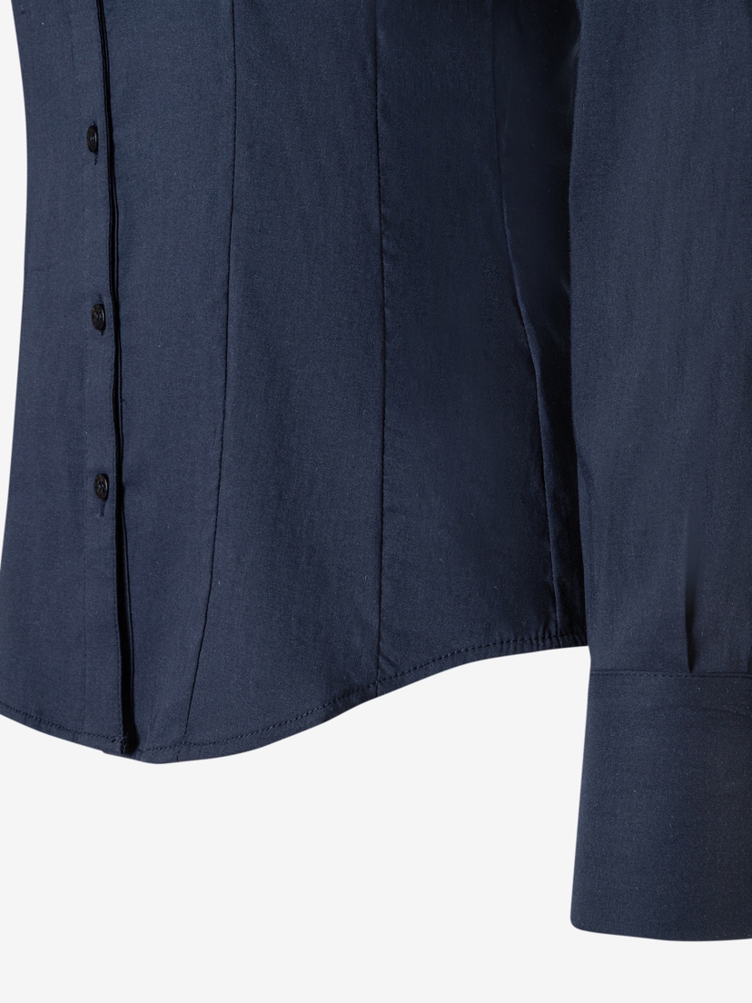 Nahaufnahme einer marineblauen Bluse von MORE & MORE aus Baumwollmischung mit Stretch. Nahaufnahme einer marineblauen Bluse von MORE & MORE aus Baumwollmischung mit Stretch.