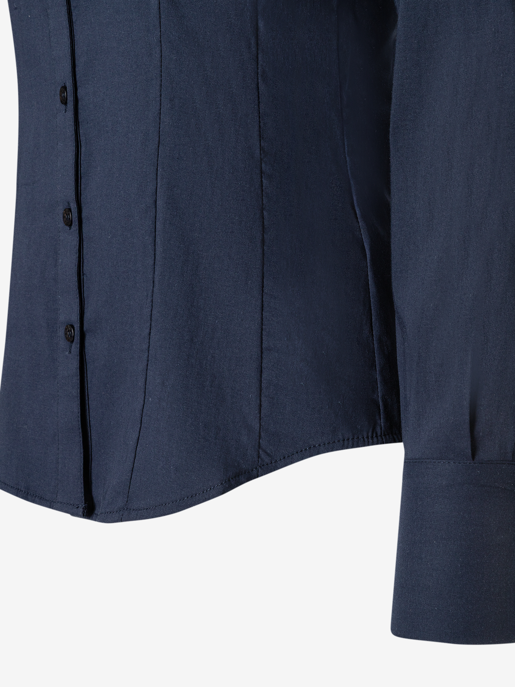 Nahaufnahme einer marineblauen Bluse von MORE & MORE aus Baumwollmischung mit Stretch. Nahaufnahme einer marineblauen Bluse von MORE & MORE aus Baumwollmischung mit Stretch.