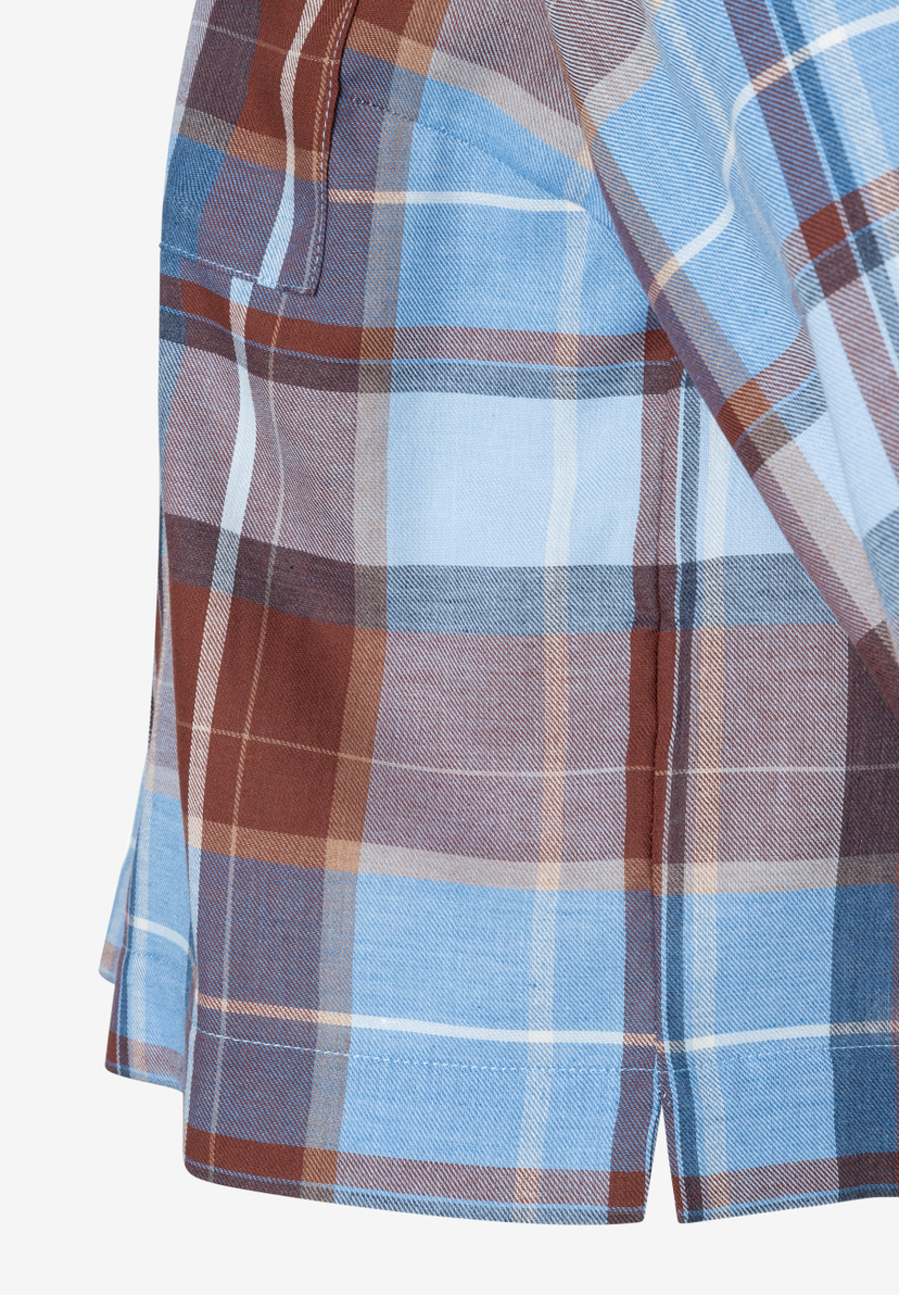 Detailaufnahme einer MORE & MORE Bluse mit blau-braunem Karomuster und Webware-Konstruktion für angenehmen Tragekomfort. Detailaufnahme einer MORE & MORE Bluse mit blau-braunem Karomuster und Webware-Konstruktion für angenehmen Tragekomfort.