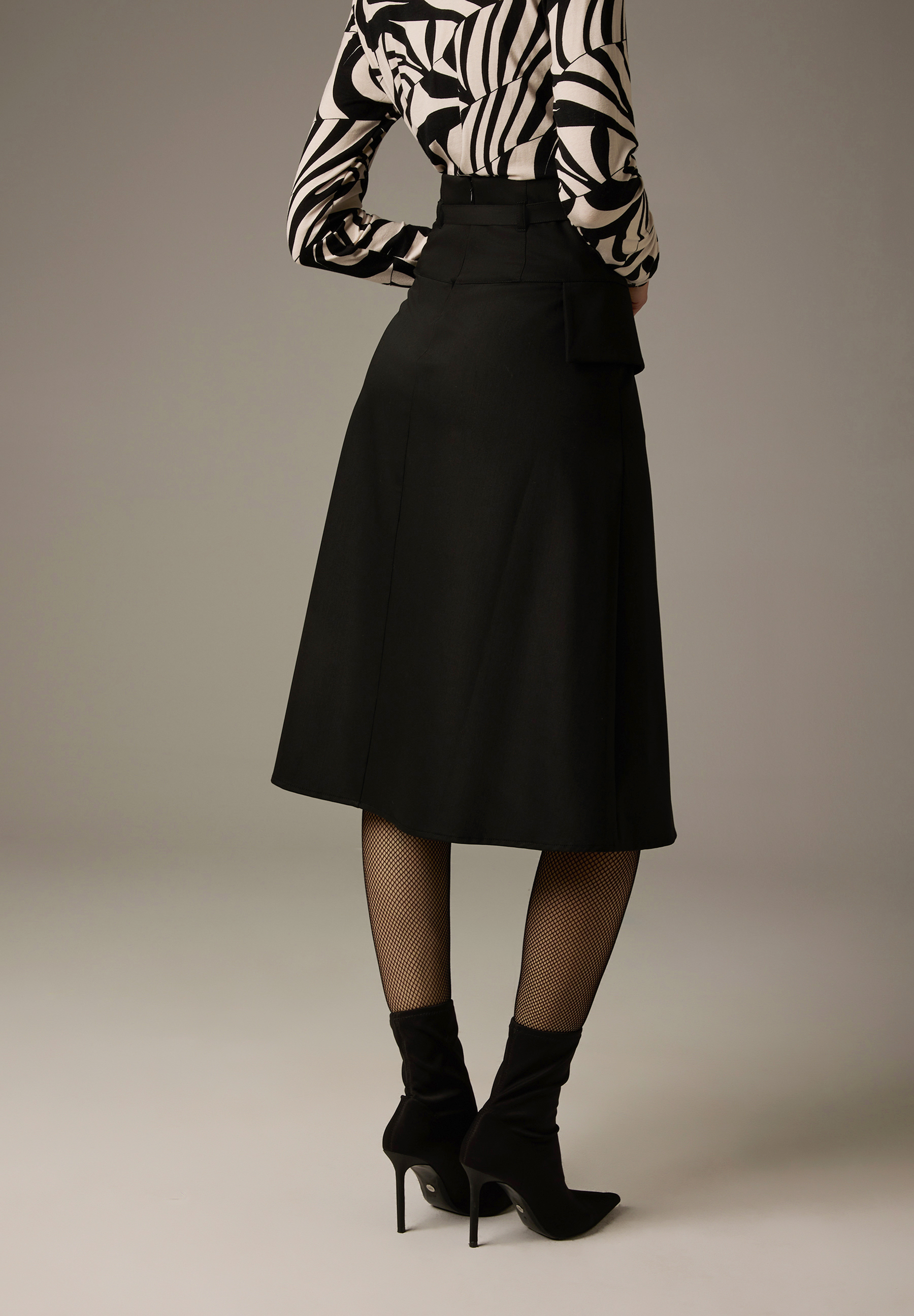 Schwarzer MORE & MORE Rock in A-Linie mit Webware-Material, kombiniert mit Netzstrumpfhose und Absatzschuhen. Schwarzer MORE & MORE Rock in A-Linie mit Webware-Material, kombiniert mit Netzstrumpfhose und Absatzschuhen.