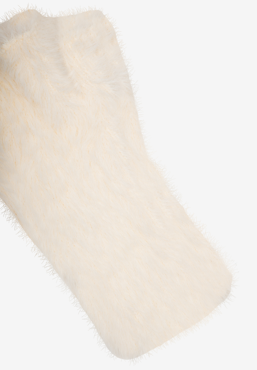 MORE & MORE Accessoire: Ein cremefarbener, flauschiger Schal aus Kunstfell liegt diagonal. Der Stoff ist weich und hat eine leichte Textur. Der Hintergrund ist weiß.