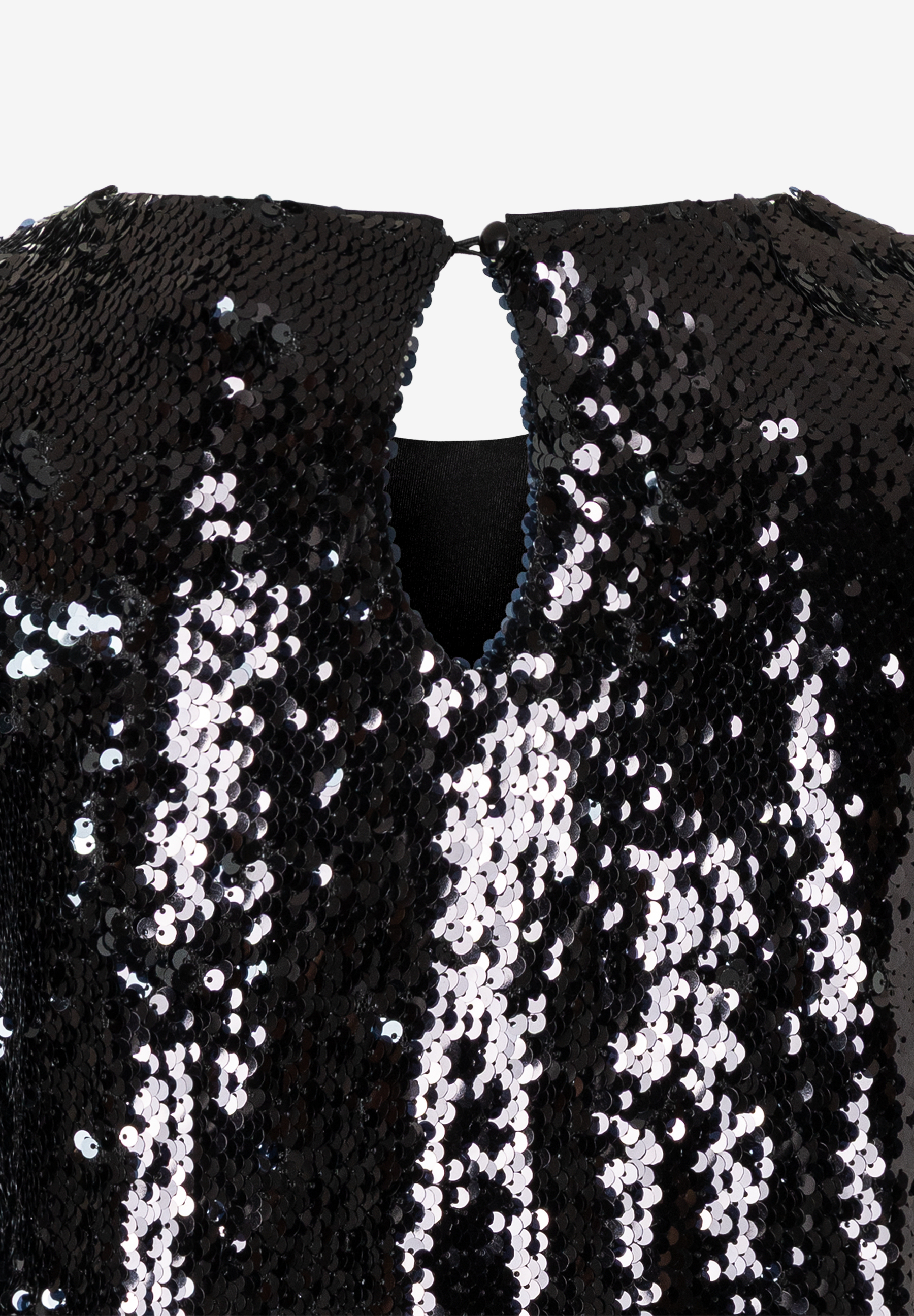 Detailansicht einer schwarzen MORE & MORE Bluse mit Pailletten und einem tropfenförmigen Ausschnitt. Detailansicht einer schwarzen MORE & MORE Bluse mit Pailletten und einem tropfenförmigen Ausschnitt.