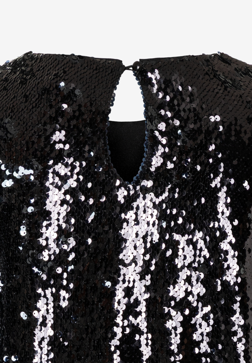 Detailansicht einer schwarzen MORE & MORE Bluse mit Pailletten und einem tropfenförmigen Ausschnitt. Detailansicht einer schwarzen MORE & MORE Bluse mit Pailletten und einem tropfenförmigen Ausschnitt.