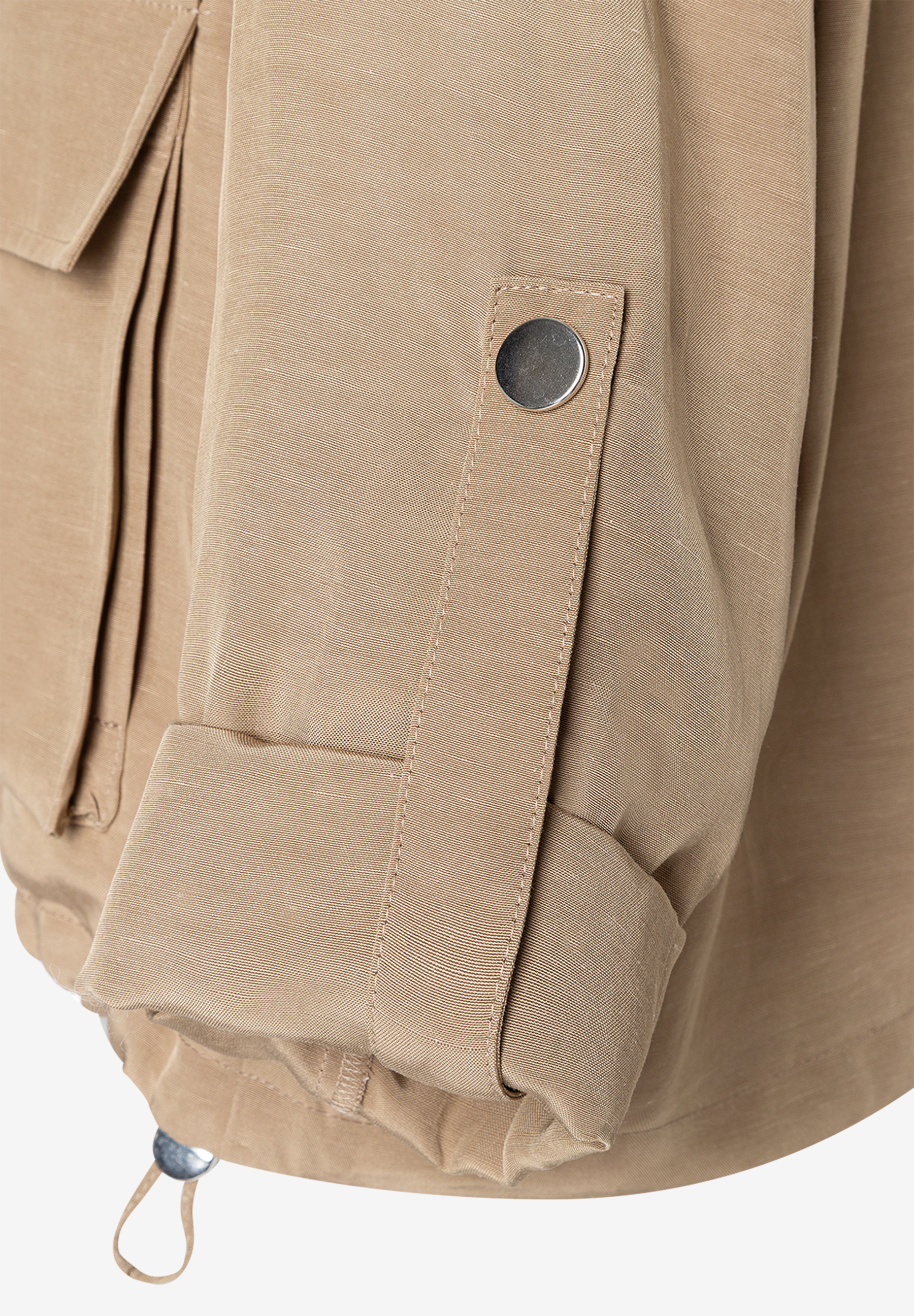 Detailaufnahme eines Ärmels der MORE & MORE Jacke mit aufgerolltem Ärmel und Manschettenverschluss. Detailaufnahme eines Ärmels der MORE & MORE Jacke mit aufgerolltem Ärmel und Manschettenverschluss.