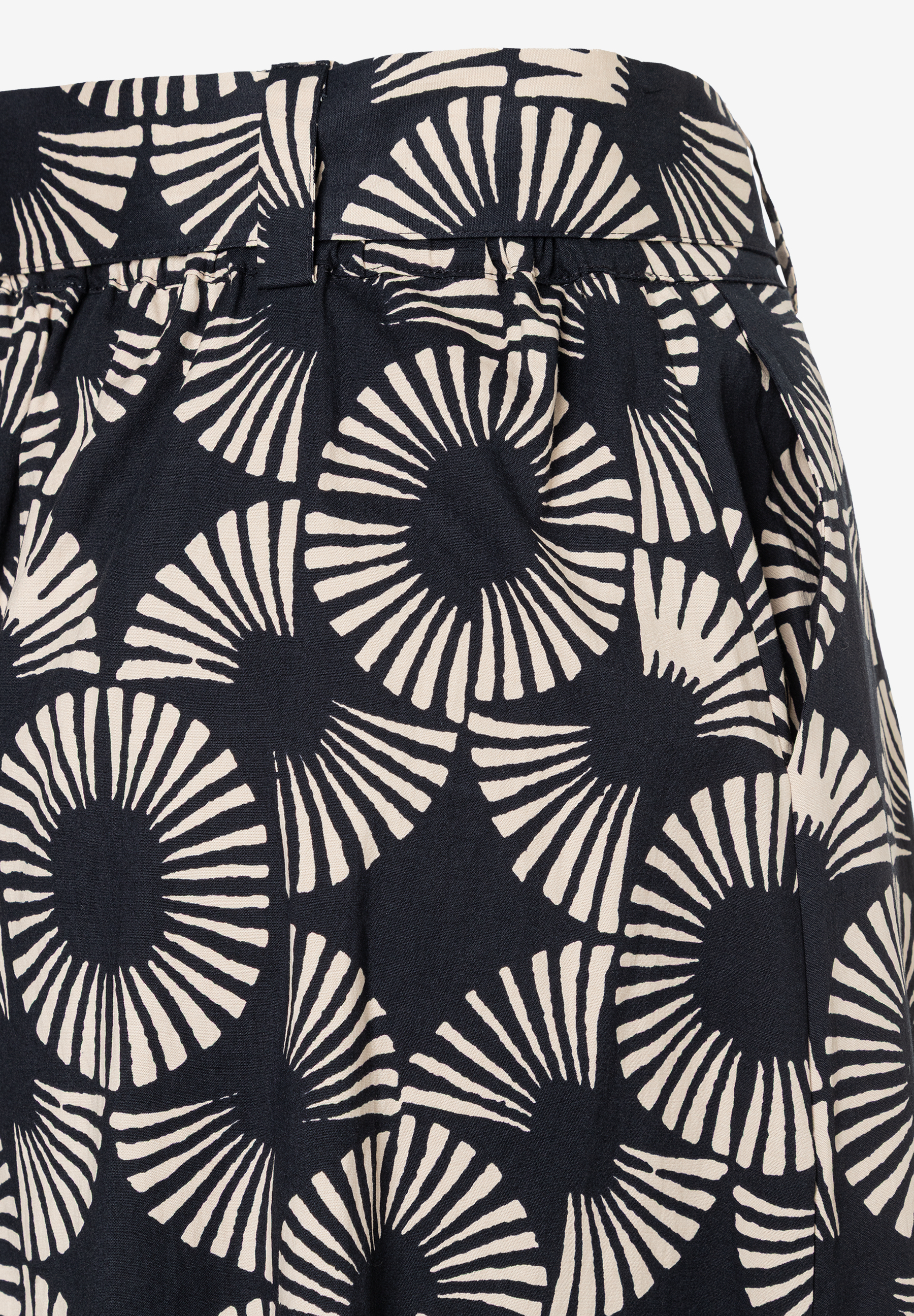 Nahaufnahme eines MORE & MORE Rocks mit dunklem Muster und bequemem Popeline-Material. Nahaufnahme eines MORE & MORE Rocks mit dunklem Muster und bequemem Popeline-Material.