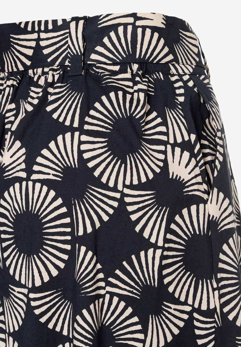 Nahaufnahme eines MORE & MORE Rocks mit dunklem Muster und bequemem Popeline-Material. Nahaufnahme eines MORE & MORE Rocks mit dunklem Muster und bequemem Popeline-Material.