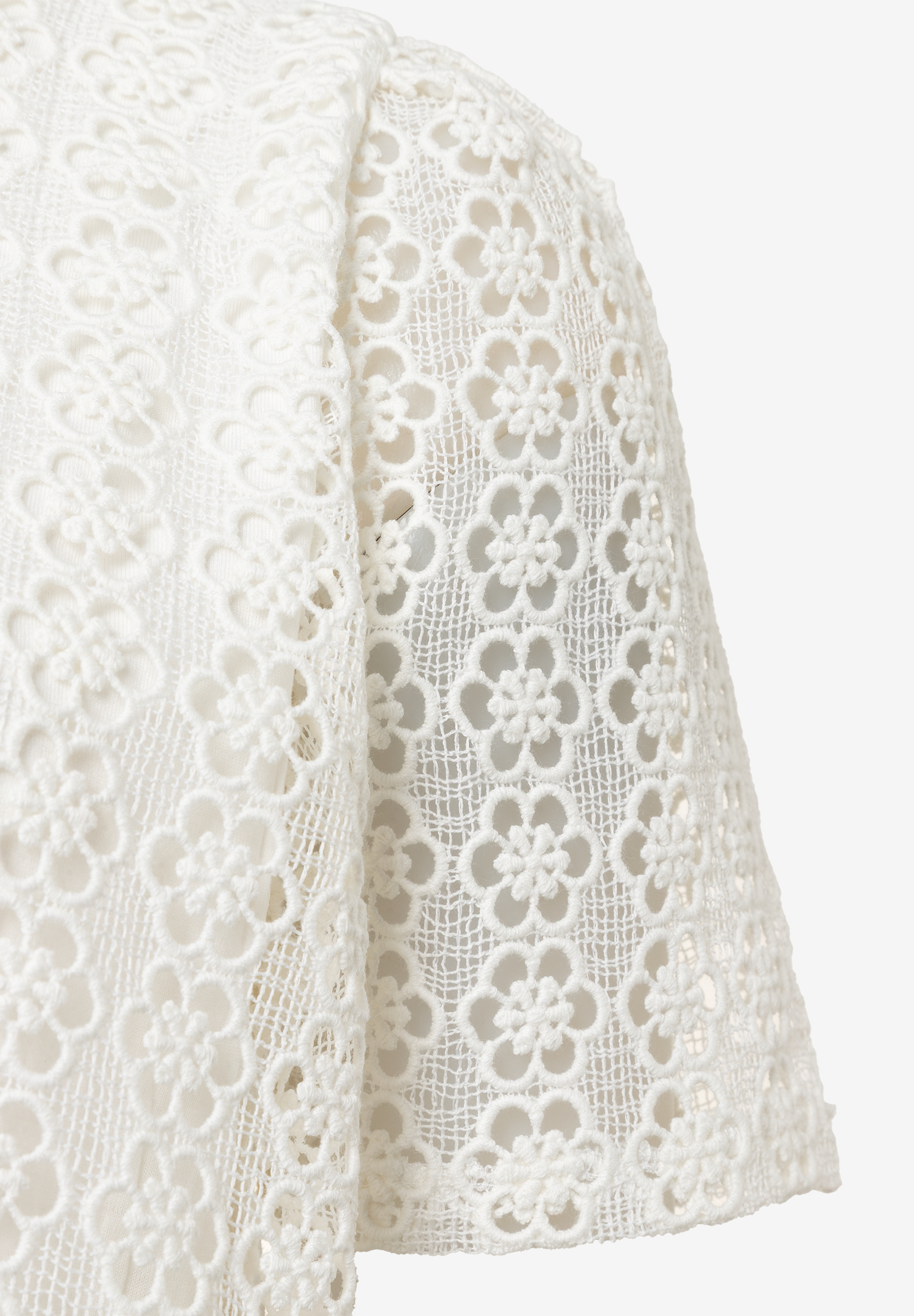 Detailaufnahme einer weißen MORE & MORE Bluse mit Spitzen-Material für angenehmen Tragekomfort. Detailaufnahme einer weißen MORE & MORE Bluse mit Spitzen-Material für angenehmen Tragekomfort.