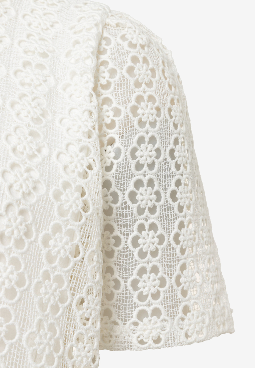 Detailaufnahme einer weißen MORE & MORE Bluse mit Spitzen-Material für angenehmen Tragekomfort. Detailaufnahme einer weißen MORE & MORE Bluse mit Spitzen-Material für angenehmen Tragekomfort.