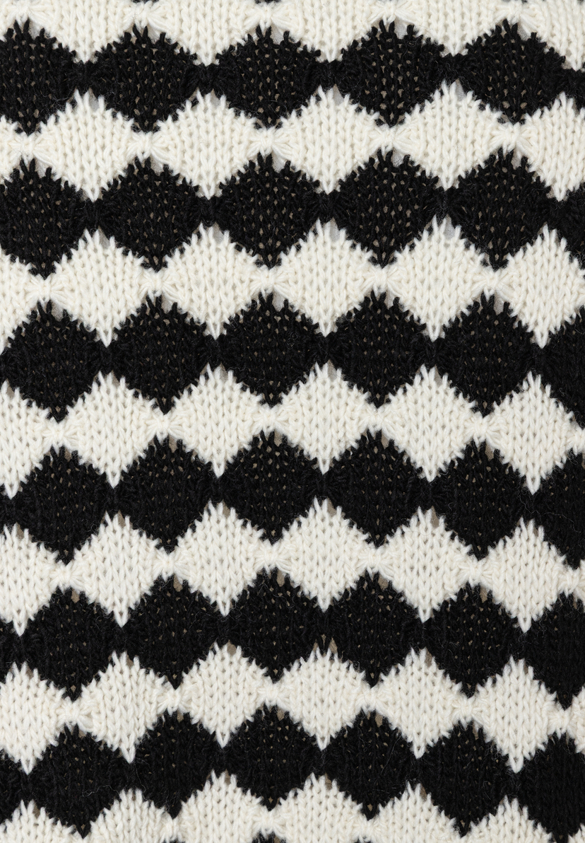 Detailaufnahme von MORE & MORE Strickware in Schwarz und Weiß mit Rautenmuster. Detailaufnahme von MORE & MORE Strickware in Schwarz und Weiß mit Rautenmuster.