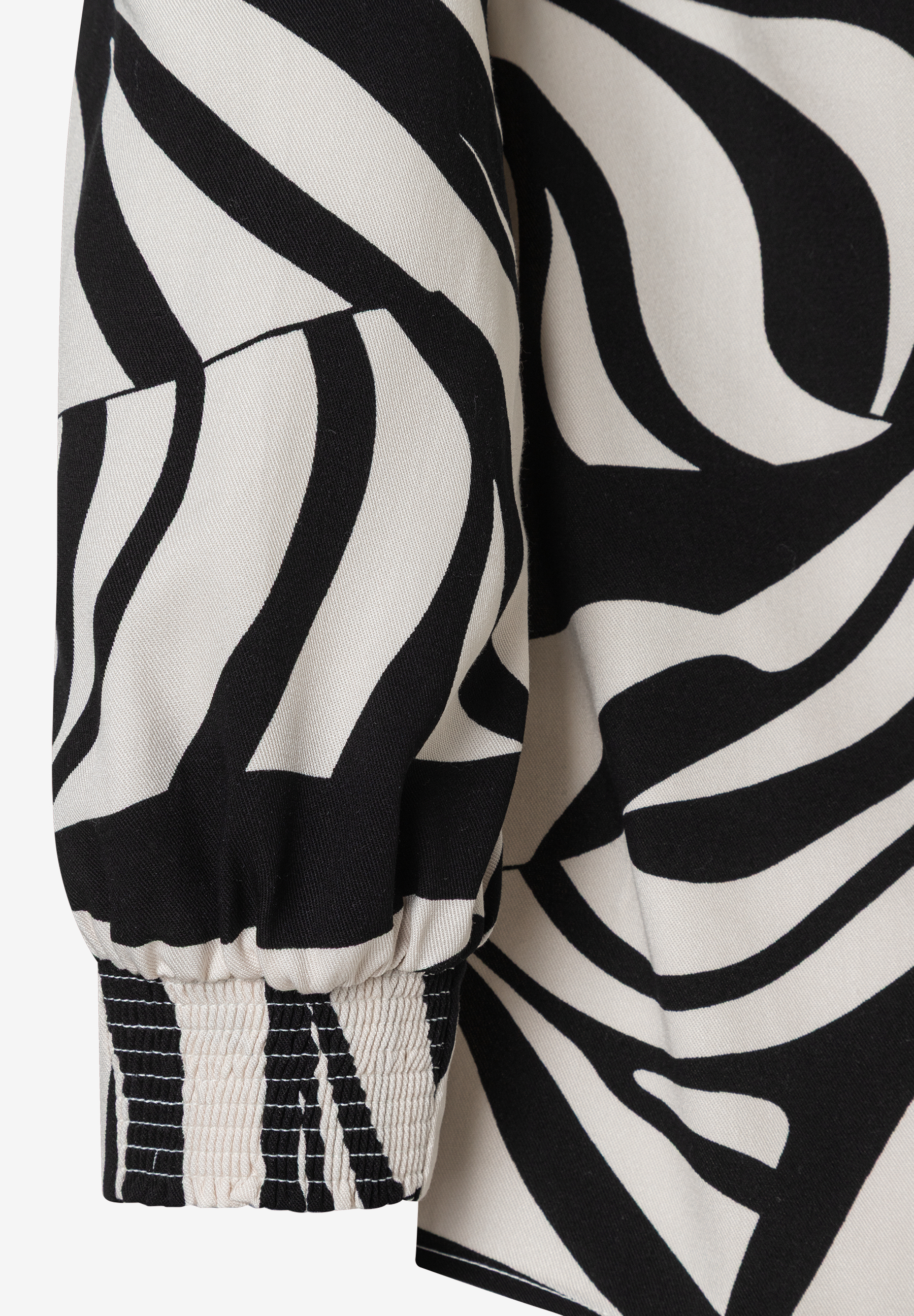 Ärmel einer MORE & MORE Bluse mit abstraktem Zebra-Muster und gerafftem Bündchen. Ärmel einer MORE & MORE Bluse mit abstraktem Zebra-Muster und gerafftem Bündchen.