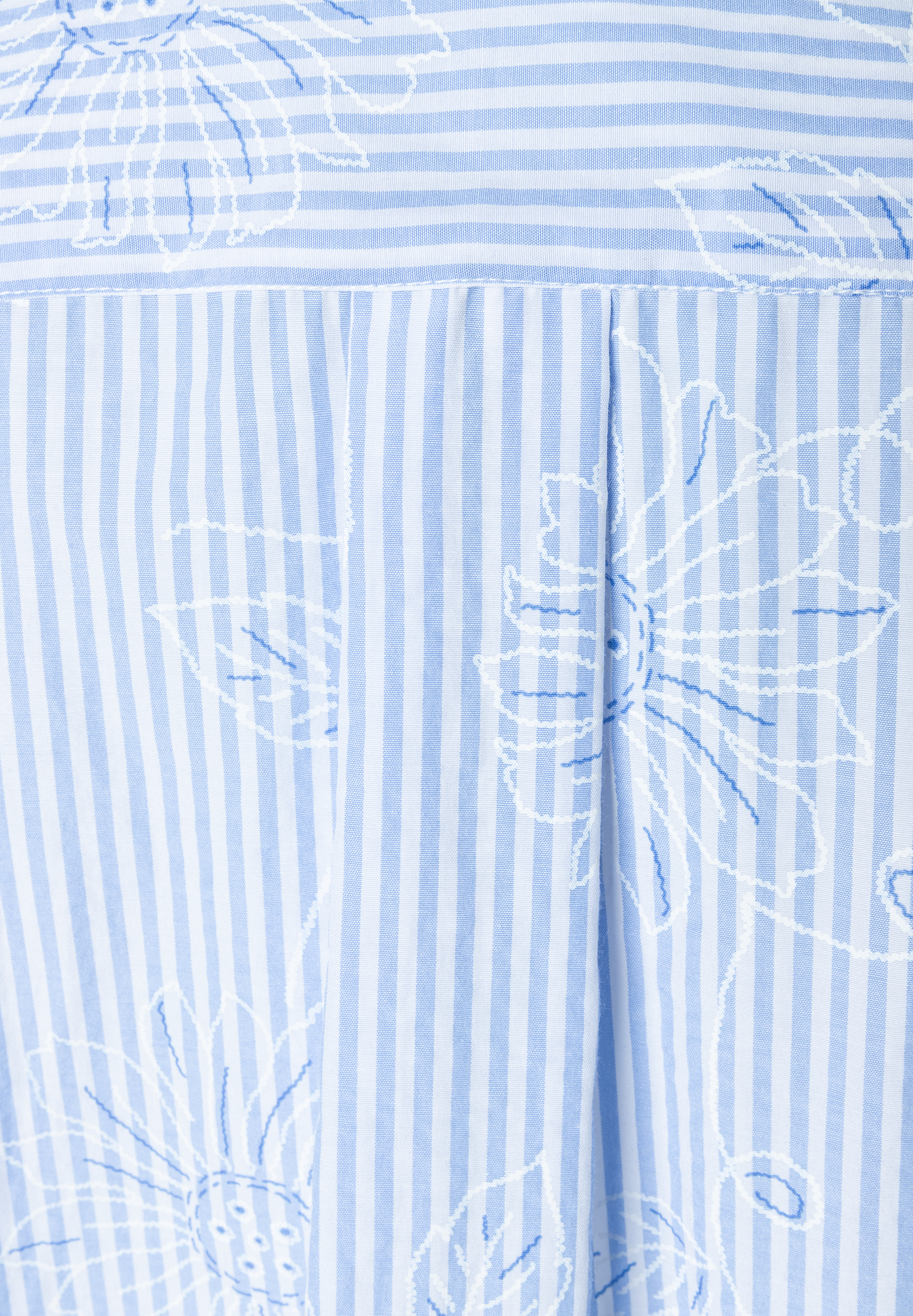 MORE & MORE Popeline-Bluse aus Baumwollmischung. Hellblau-weiß gestreift mit weißen Blumenstickereien. MORE & MORE Popeline-Bluse aus Baumwollmischung. Hellblau-weiß gestreift mit weißen Blumenstickereien.