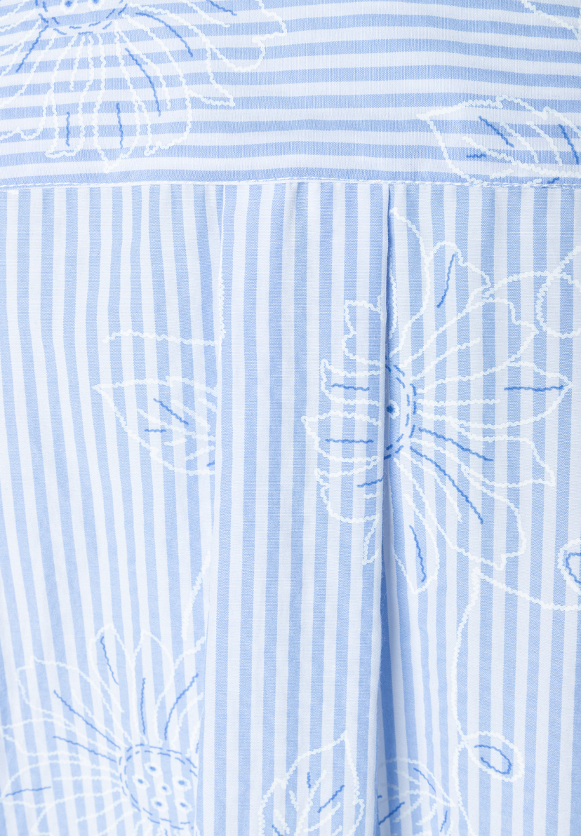 MORE & MORE Popeline-Bluse aus Baumwollmischung. Hellblau-weiß gestreift mit weißen Blumenstickereien. MORE & MORE Popeline-Bluse aus Baumwollmischung. Hellblau-weiß gestreift mit weißen Blumenstickereien.