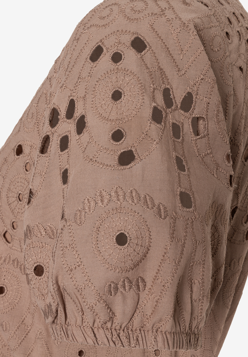 Detailaufnahme eines MORE & MORE Oberteils mit Lochstickerei, die das Muster betont und für Tragekomfort sorgt. Detailaufnahme eines MORE & MORE Oberteils mit Lochstickerei, die das Muster betont und für Tragekomfort sorgt.