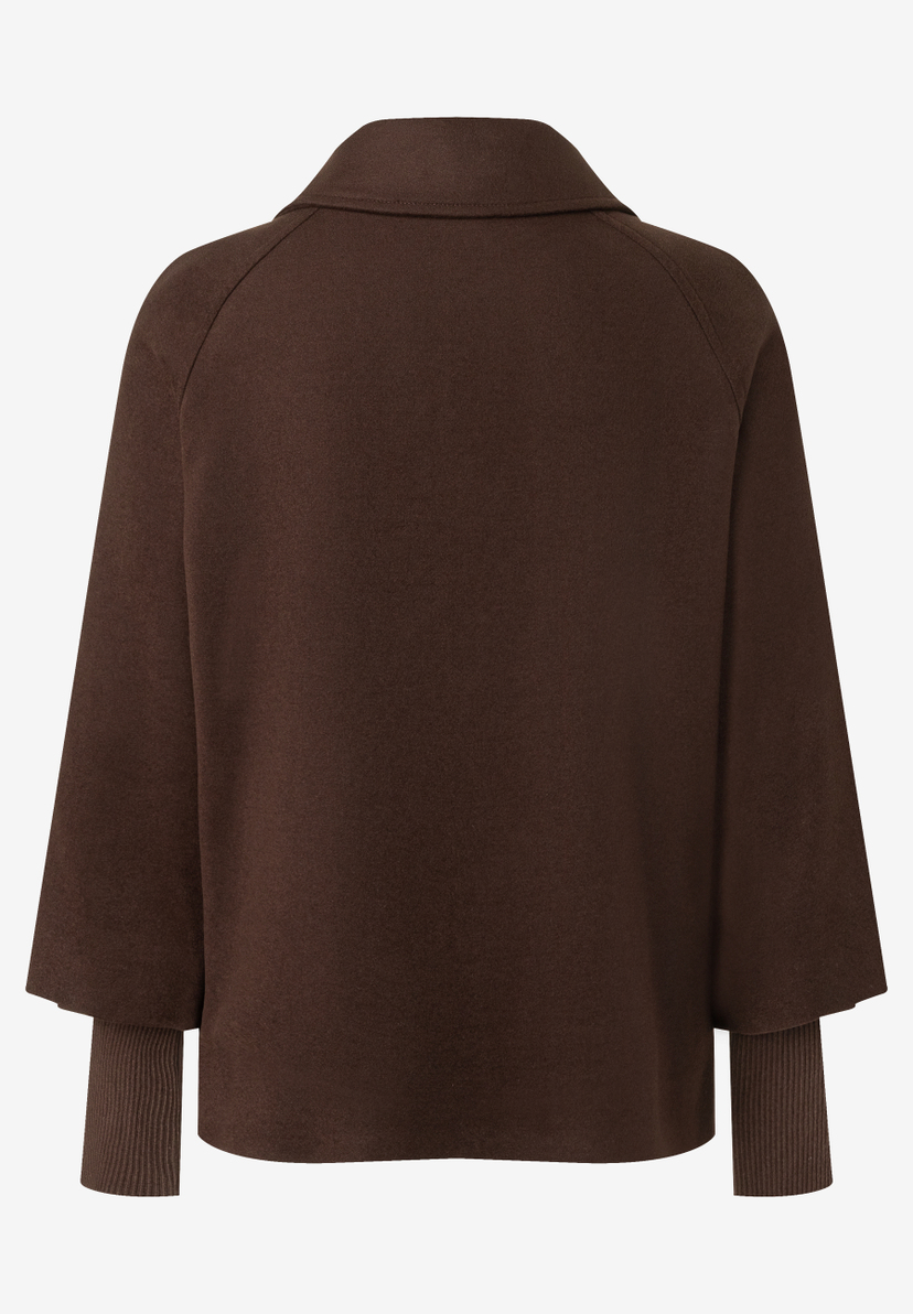 MORE & MORE Damen-Jacke in Braun, Rückansicht. Breite Ärmel mit Rippstrickbündchen, kurzer Schnitt, glatter Kragen.