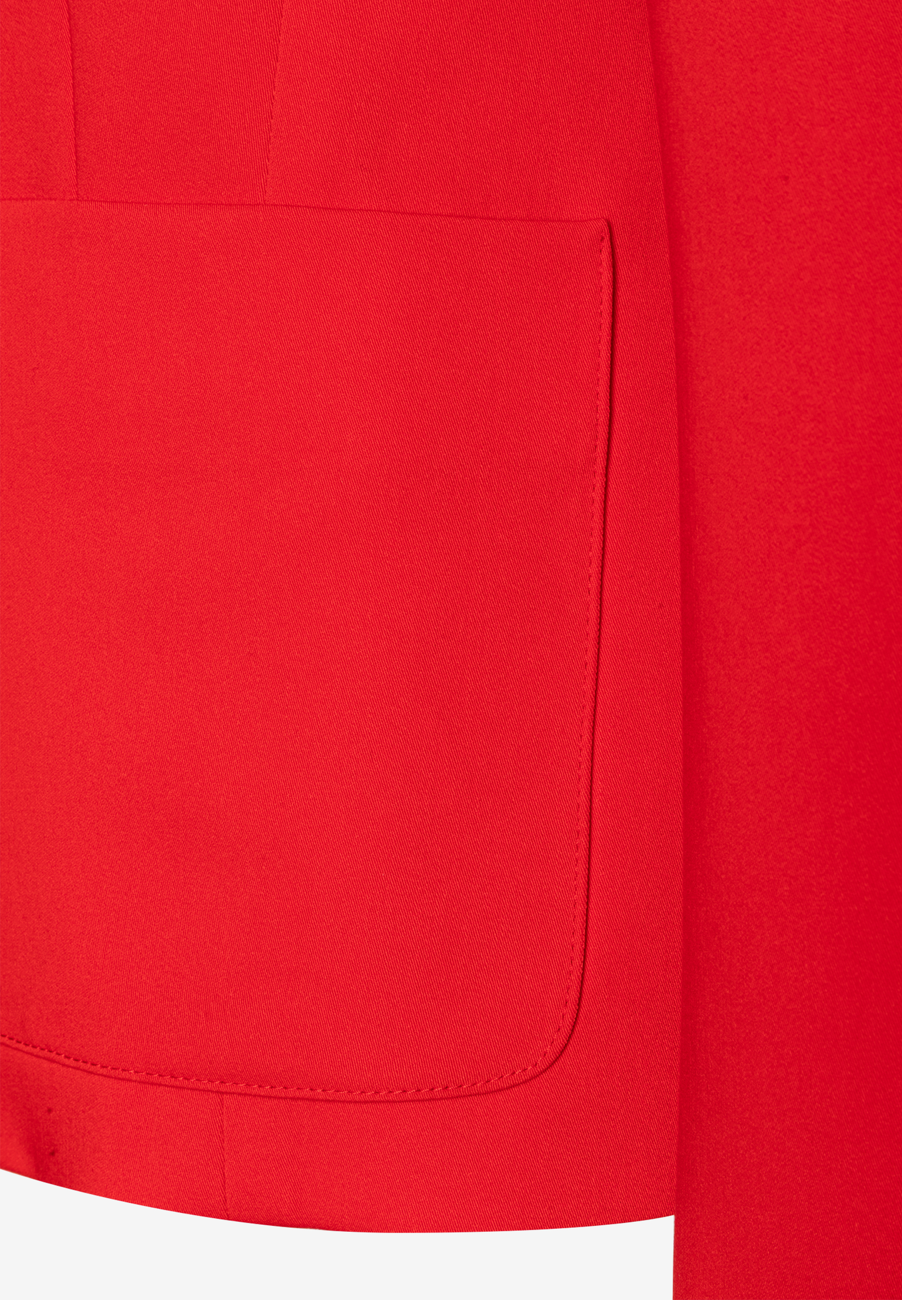 Nahaufnahme eines roten MORE & MORE Blazers mit Webware und angedeuteter Tasche. Nahaufnahme eines roten MORE & MORE Blazers mit Webware und angedeuteter Tasche.