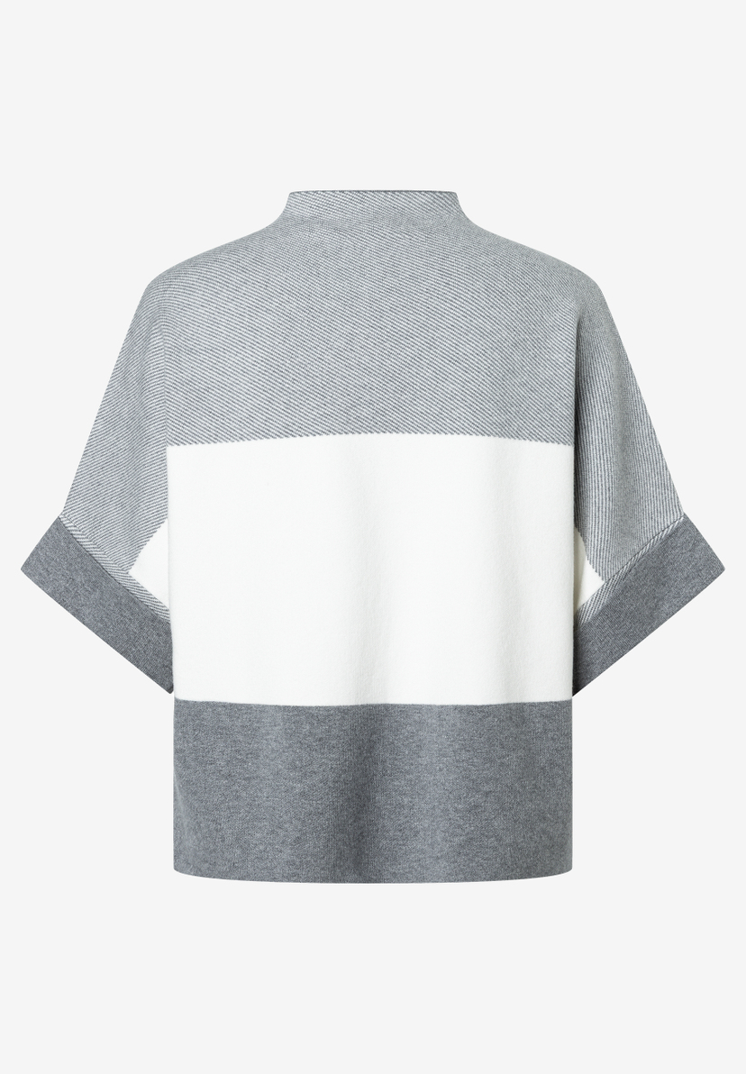 MORE & MORE Pullover: Kurzarm-Oberteil in Grau & Weiß, mit Blockstreifen-Design und Stehkragen, Rückansicht.