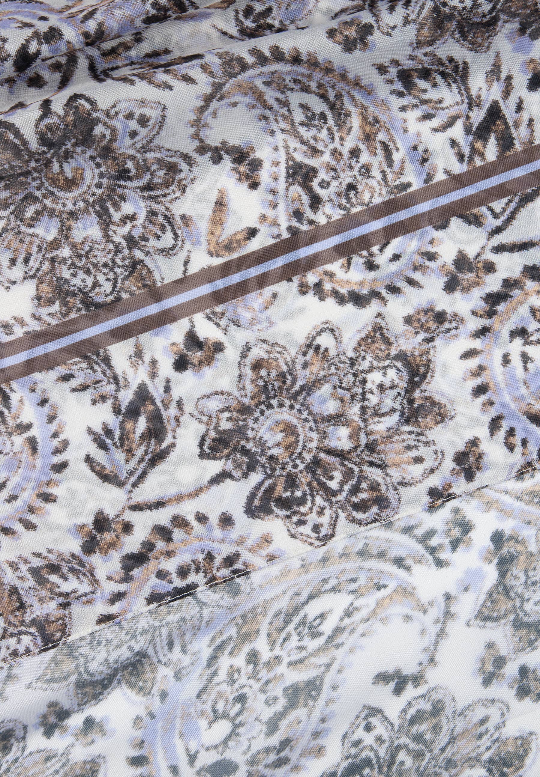 MORE & MORE Accessoires: Hellgrauer Schal mit detailreichem, floralem Paisleymuster in Braun, Gold und Lila. Mit Querstreifen. MORE & MORE Accessoires: Hellgrauer Schal mit detailreichem, floralem Paisleymuster in Braun, Gold und Lila. Mit Querstreifen.