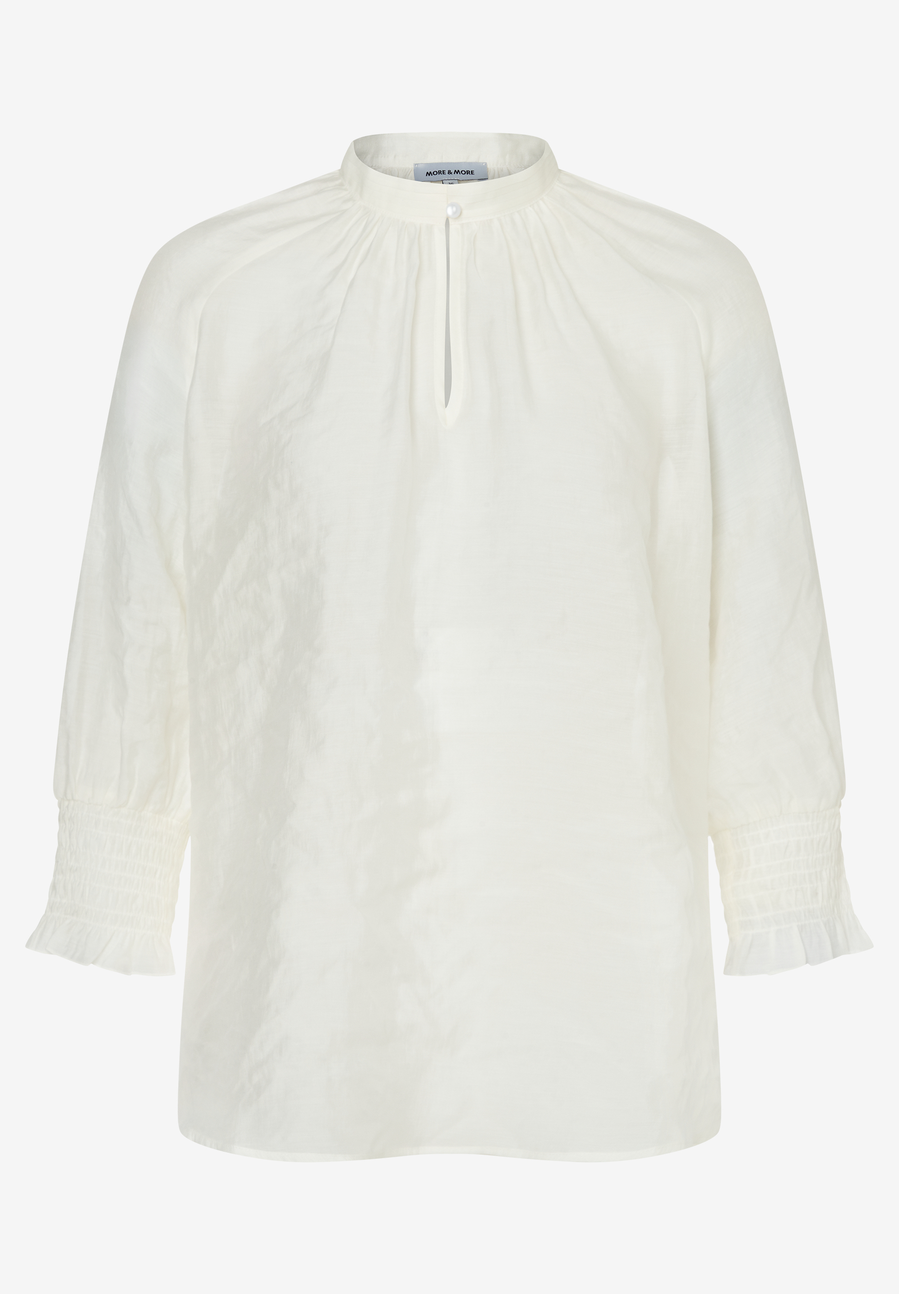 Eine weiße Bluse von MORE & MORE mit langen Ärmeln und einem Stehkragen. Eine weiße Bluse von MORE & MORE mit langen Ärmeln und einem Stehkragen.