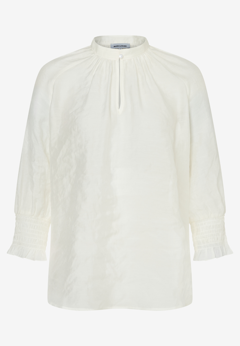 Eine weiße Bluse von MORE & MORE mit langen Ärmeln und einem Stehkragen. Eine weiße Bluse von MORE & MORE mit langen Ärmeln und einem Stehkragen.