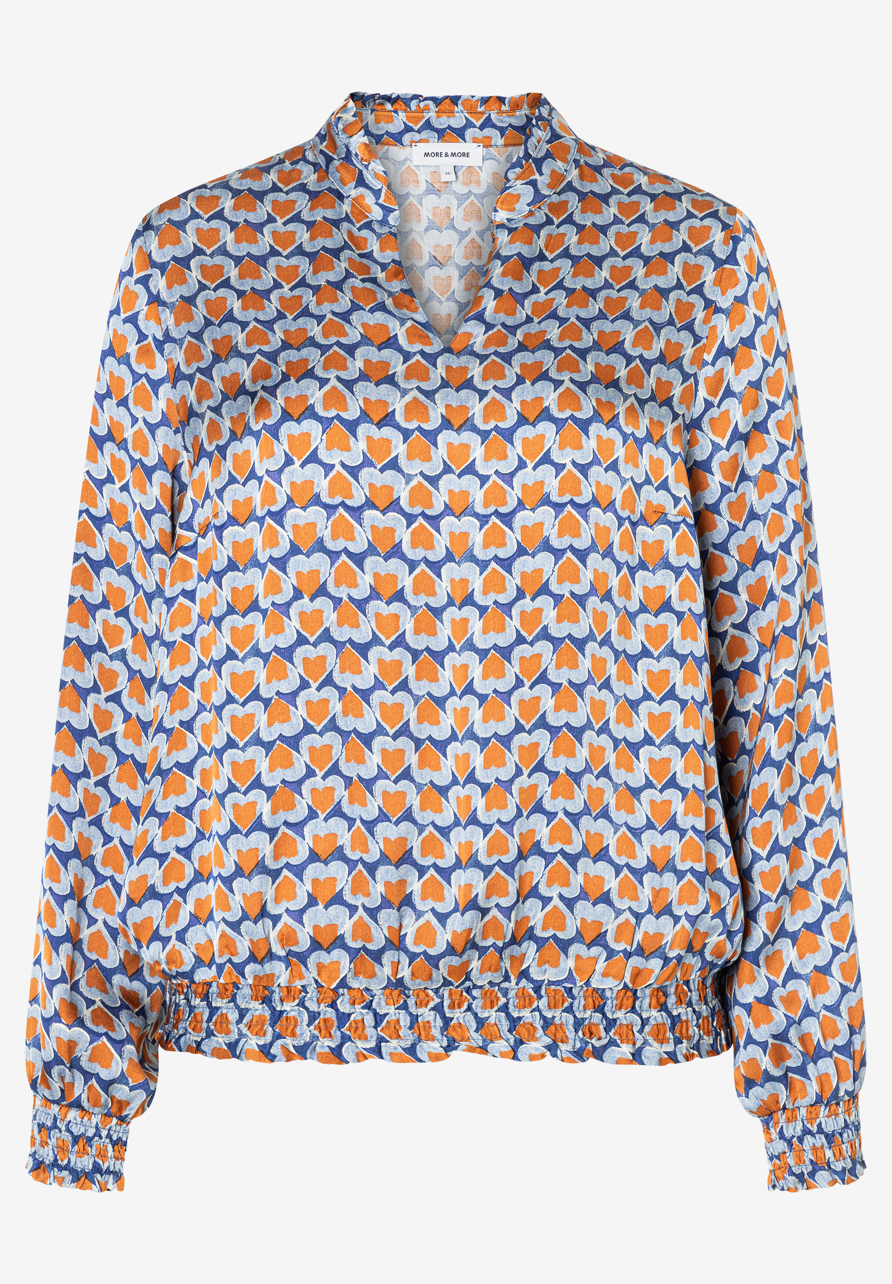 MORE & MORE Bluse aus fließender Viskose mit Allover-Herz-Print in Blau, Orange & Weiß. Gerüschte Bündchen und Saum. MORE & MORE Bluse aus fließender Viskose mit Allover-Herz-Print in Blau, Orange & Weiß. Gerüschte Bündchen und Saum.