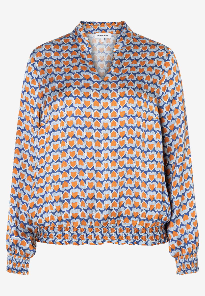 MORE & MORE Bluse aus fließender Viskose mit Allover-Herz-Print in Blau, Orange & Weiß. Gerüschte Bündchen und Saum. MORE & MORE Bluse aus fließender Viskose mit Allover-Herz-Print in Blau, Orange & Weiß. Gerüschte Bündchen und Saum.