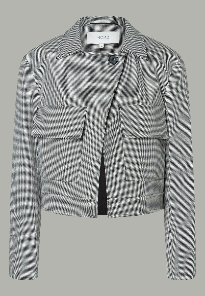 Ein karierter MORE & MORE Blazer mit Brusttaschen und asymmetrischem Verschluss. Ein karierter MORE & MORE Blazer mit Brusttaschen und asymmetrischem Verschluss.