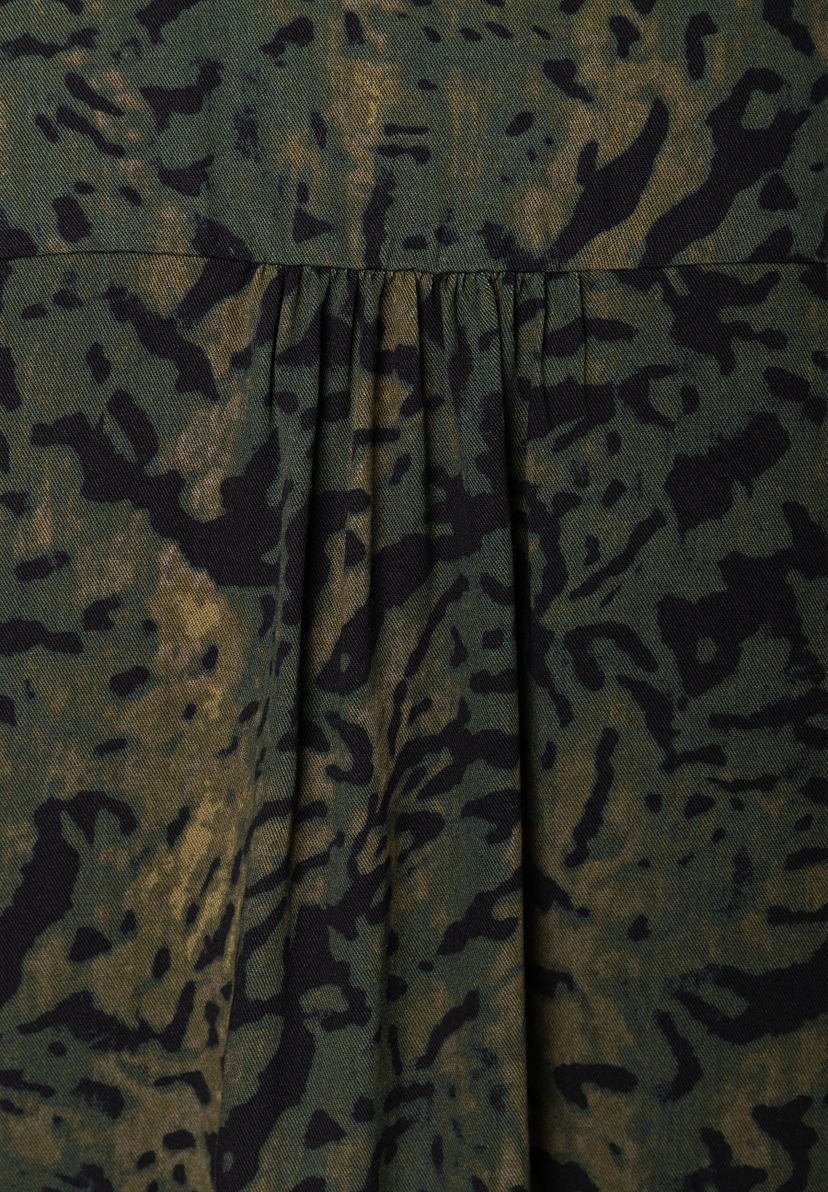 MORE & MORE Bluse, gemustert in Dunkelgrün und Khaki, mit feinen Falten. Perfekt für einen stilvollen Auftritt.