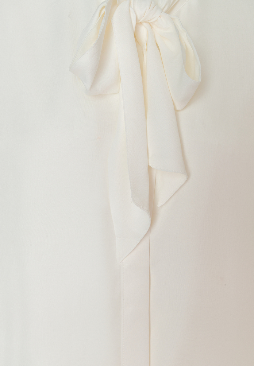 MORE & MORE Bluse aus fließender Viskose in Creme mit gebundener Schleife am Ausschnitt. MORE & MORE Bluse aus fließender Viskose in Creme mit gebundener Schleife am Ausschnitt.