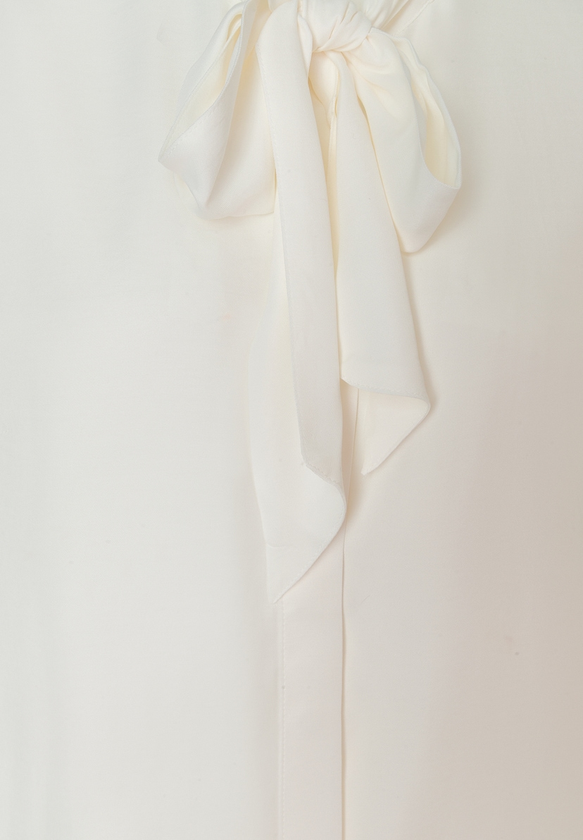 MORE & MORE Bluse aus fließender Viskose in Creme mit gebundener Schleife am Ausschnitt. MORE & MORE Bluse aus fließender Viskose in Creme mit gebundener Schleife am Ausschnitt.