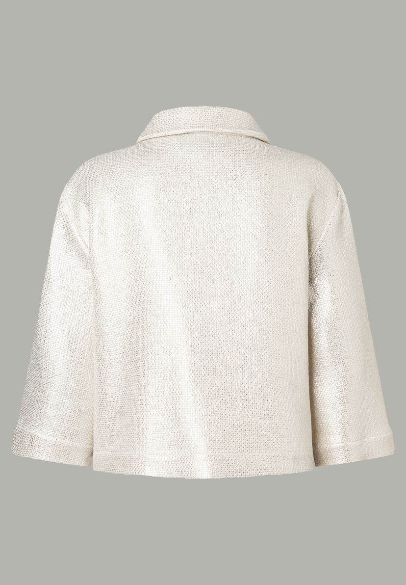 Rückansicht einer MORE & MORE Jacke. Die Jacke hat einen Kragen und 3/4 Ärmel. Rückansicht einer MORE & MORE Jacke. Die Jacke hat einen Kragen und 3/4 Ärmel.