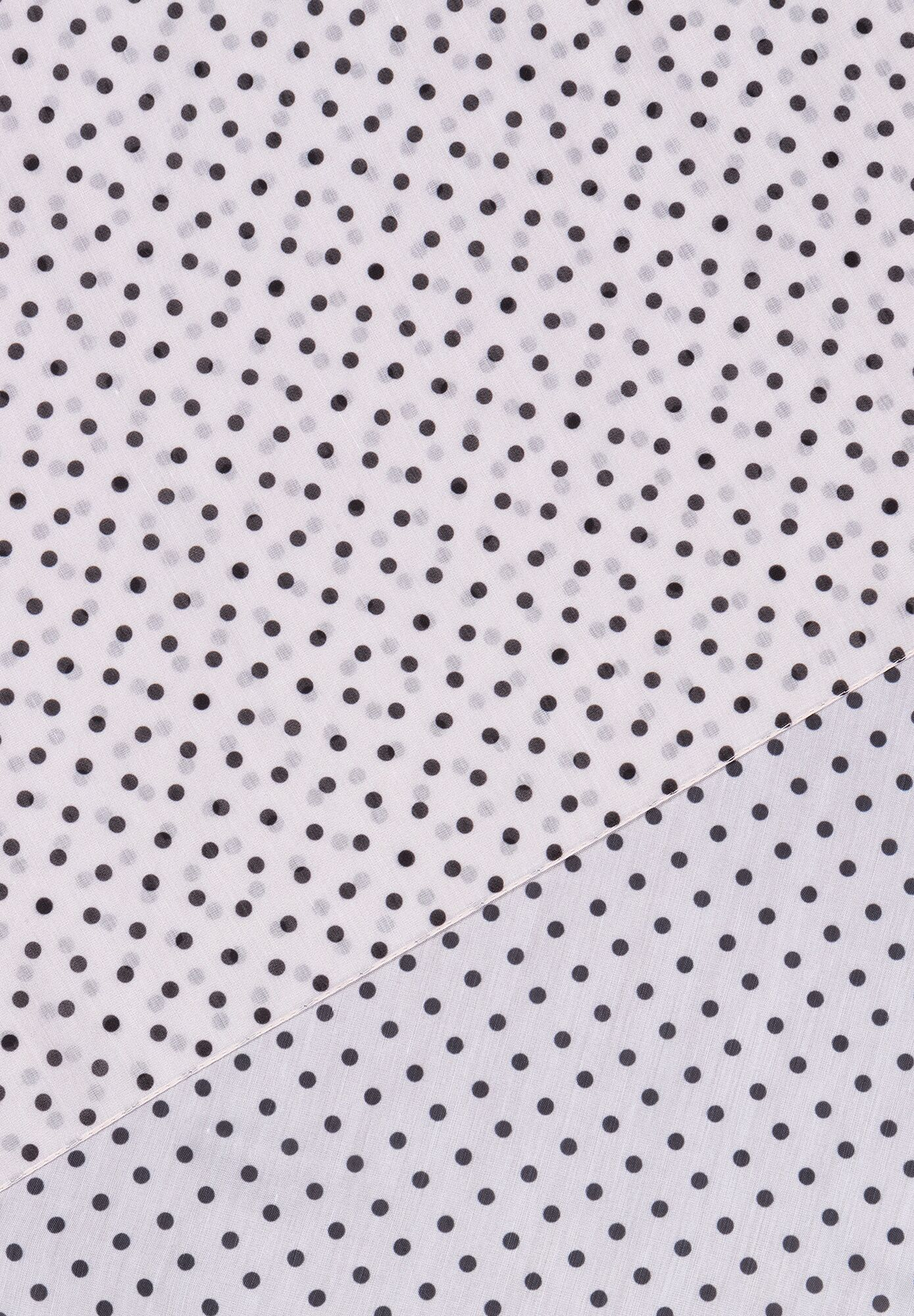 Nahaufnahme eines MORE & MORE Accessoires mit einem feinen, weißen Stoffmuster, das regelmäßig mit kleinen schwarzen Punkten versehen ist. Nahaufnahme eines MORE & MORE Accessoires mit einem feinen, weißen Stoffmuster, das regelmäßig mit kleinen schwarzen Punkten versehen ist.