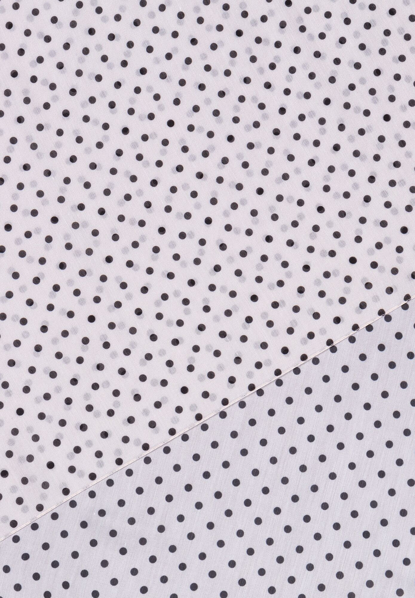 Nahaufnahme eines MORE & MORE Accessoires mit einem feinen, weißen Stoffmuster, das regelmäßig mit kleinen schwarzen Punkten versehen ist. Nahaufnahme eines MORE & MORE Accessoires mit einem feinen, weißen Stoffmuster, das regelmäßig mit kleinen schwarzen Punkten versehen ist.