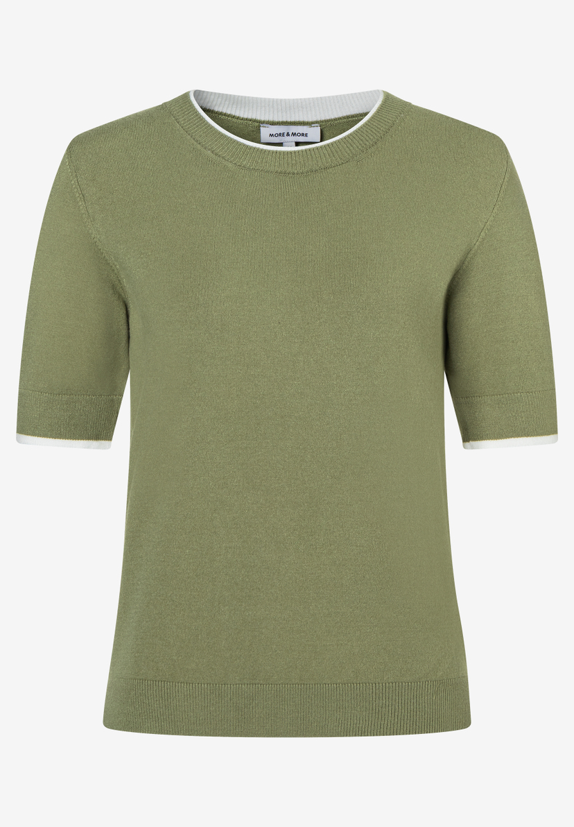 Ein olivgrüner Feinstrick-Pullover von MORE & MORE mit kurzen Ärmeln und weißem Saum am Hals und Ärmelenden. Ein olivgrüner Feinstrick-Pullover von MORE & MORE mit kurzen Ärmeln und weißem Saum am Hals und Ärmelenden.