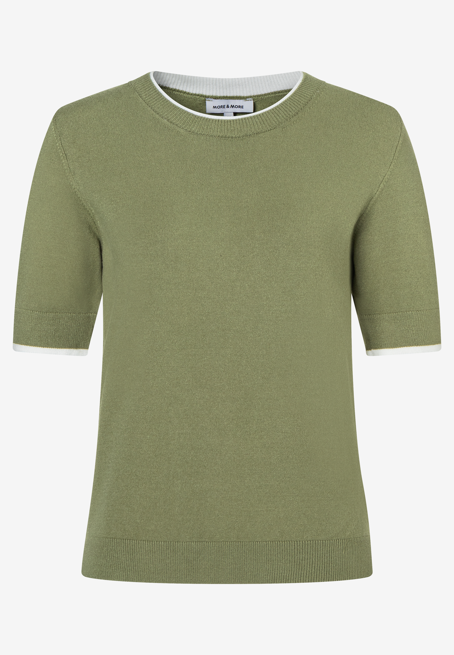 Ein olivgrüner Feinstrick-Pullover von MORE & MORE mit kurzen Ärmeln und weißem Saum am Hals und Ärmelenden. Ein olivgrüner Feinstrick-Pullover von MORE & MORE mit kurzen Ärmeln und weißem Saum am Hals und Ärmelenden.