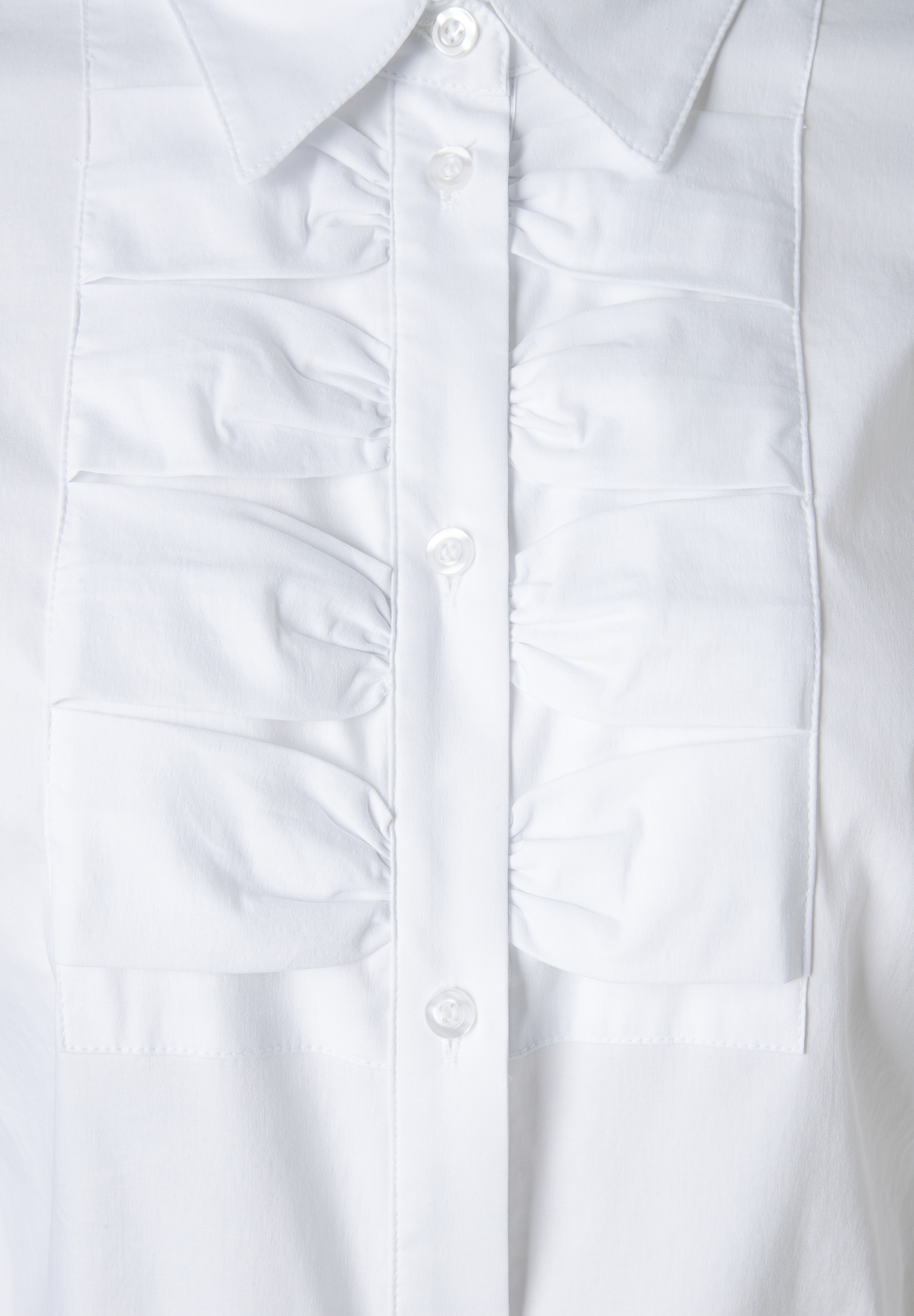 MORE & MORE weiße Bluse. Im Brustbereich sind von der Knopfleiste ausgehend zwei gerüschte Zierstreifen eingearbeitet.